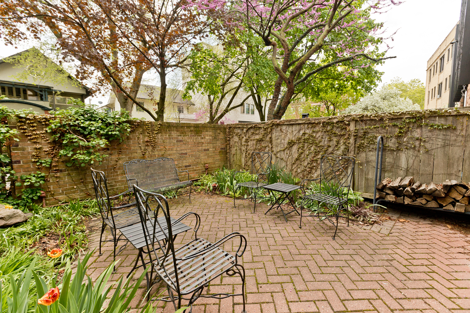 588 W HAWTHORNE Place Unit: 2