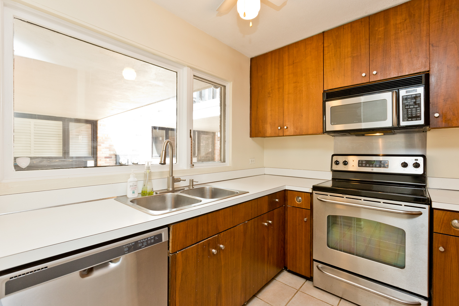 588 W HAWTHORNE Place Unit: 2