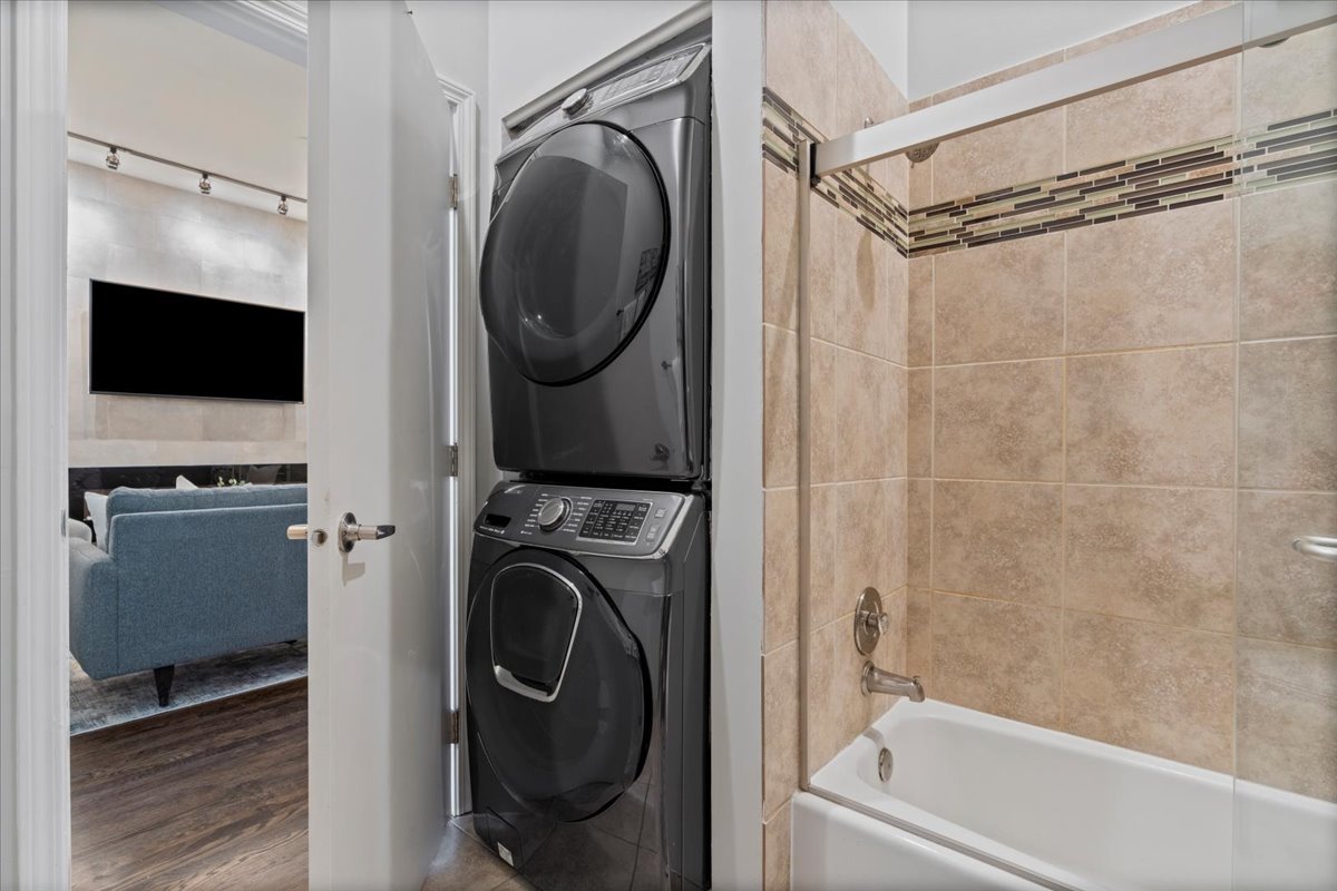 1448 N Orleans Street Unit: 2E