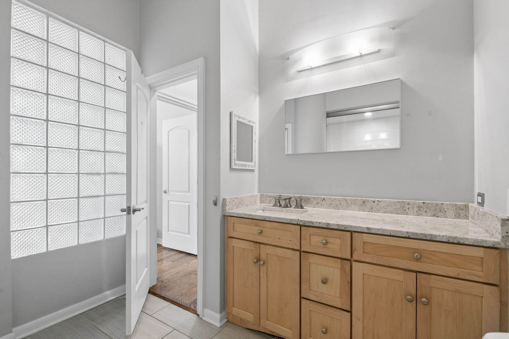 812 W Van Buren Street Unit: 2F