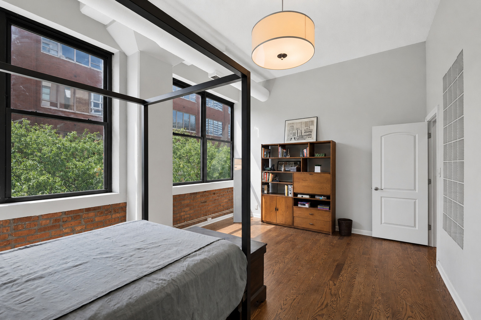 812 W Van Buren Street Unit: 2F