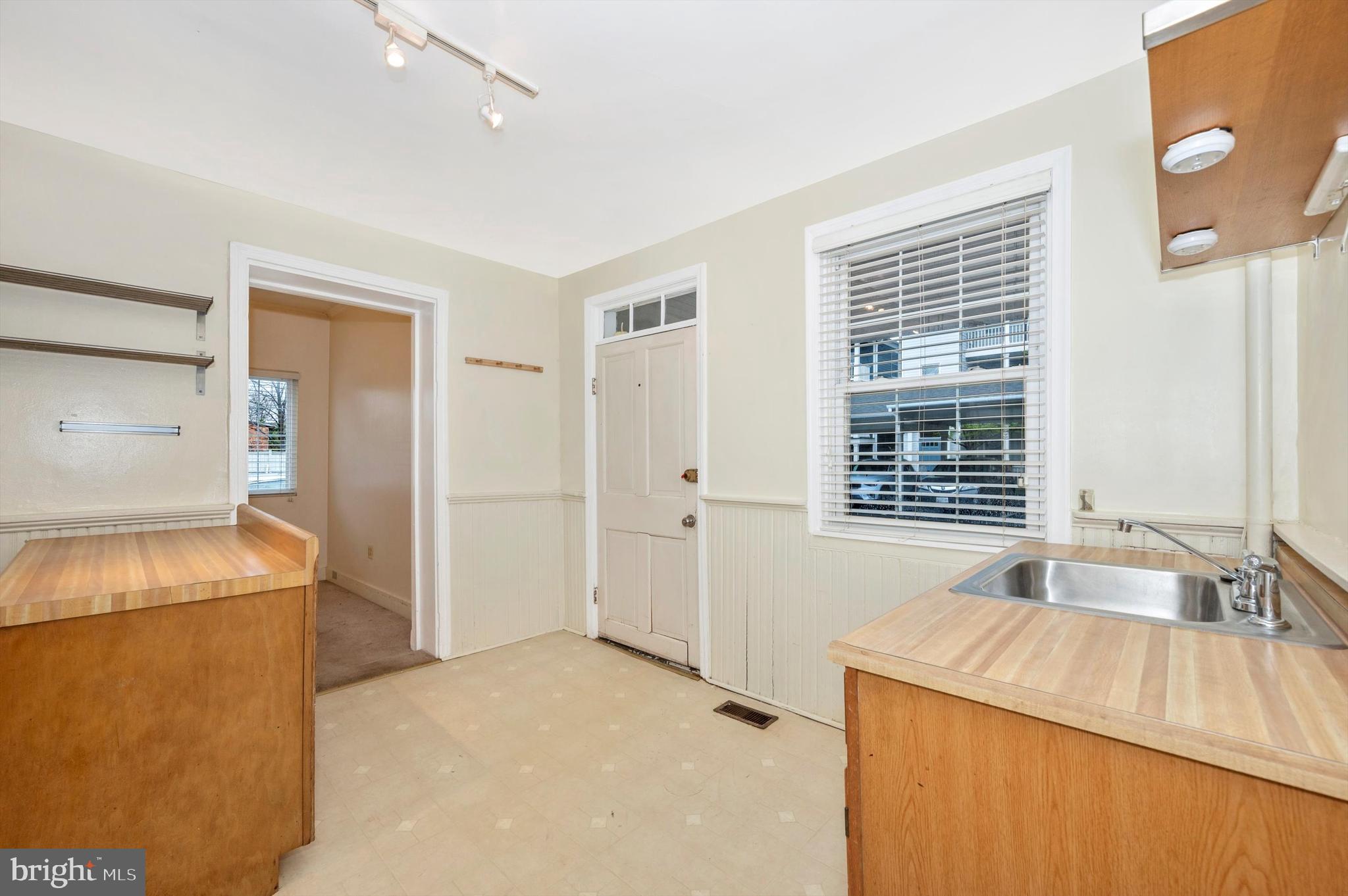 9 W SOUTH STREET