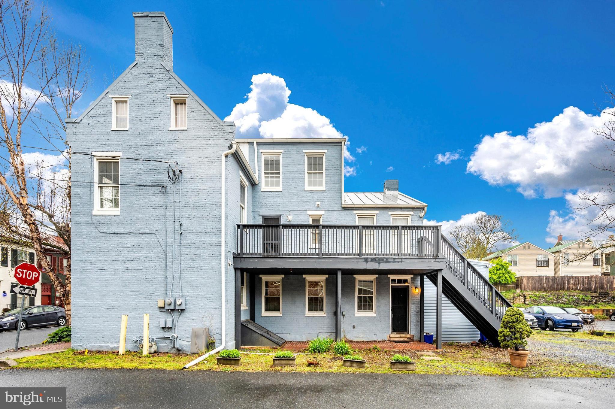 9 W SOUTH STREET