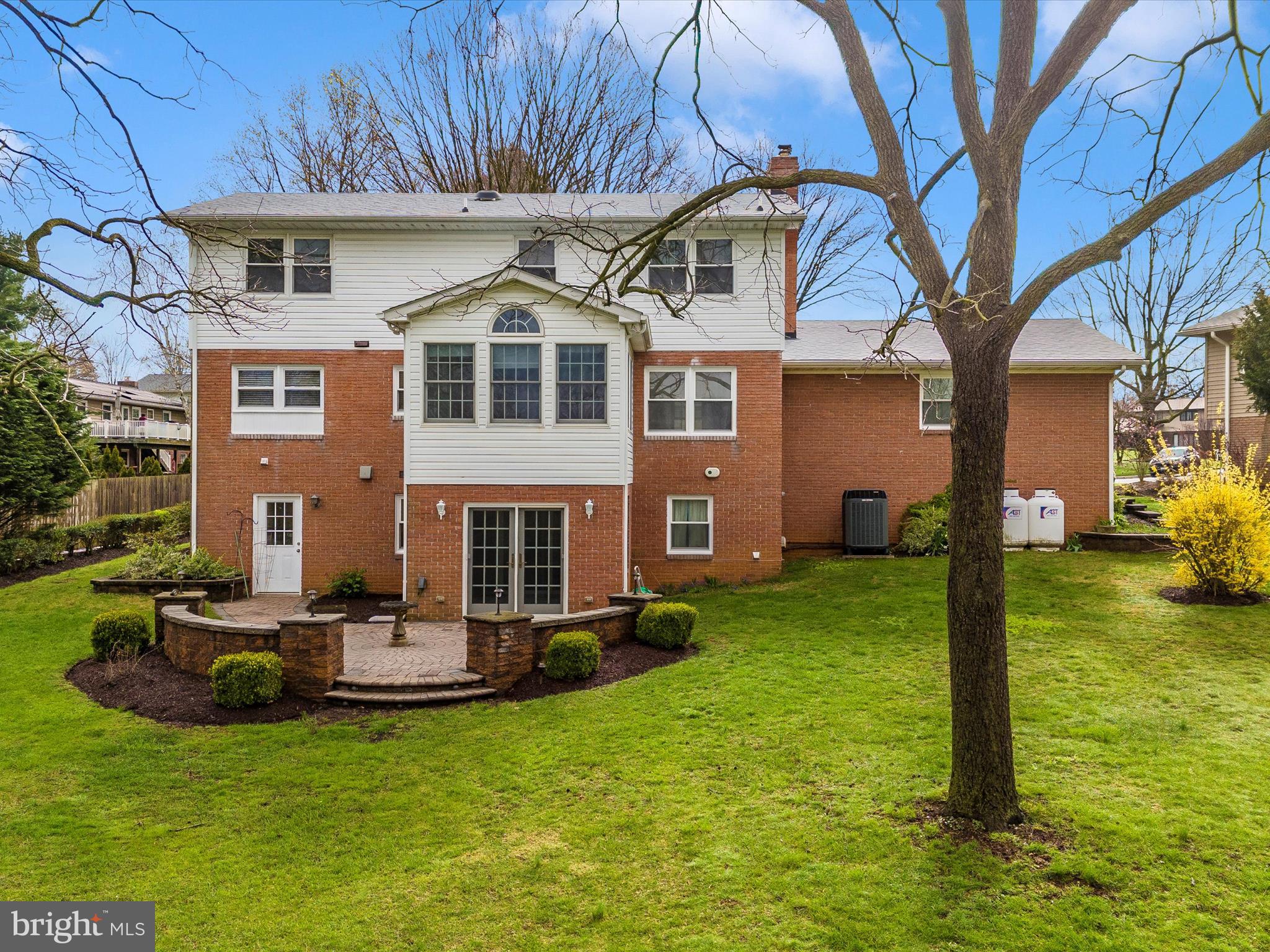 218 LOMBARDY COURT