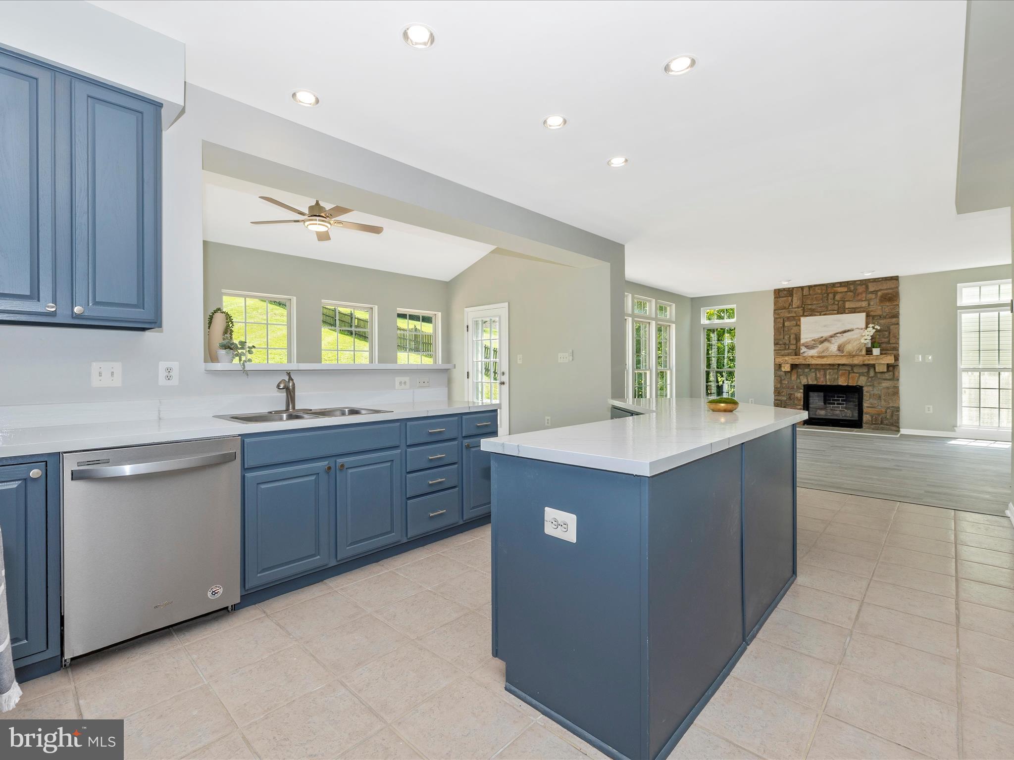 5 N POINTE TERRACE