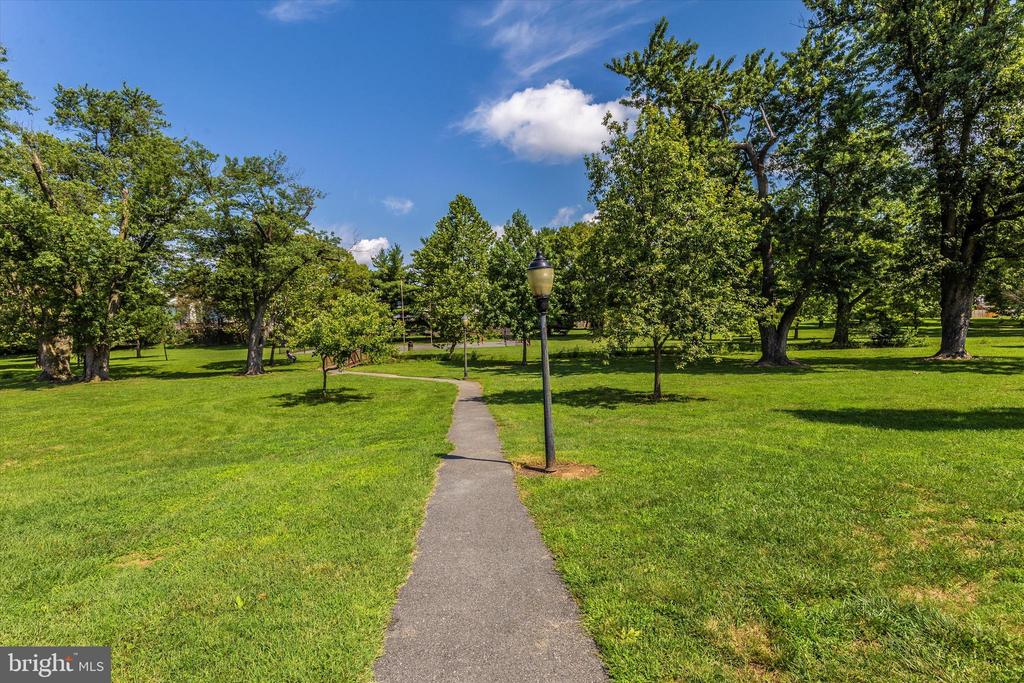 909 CHEROKEE TRAIL