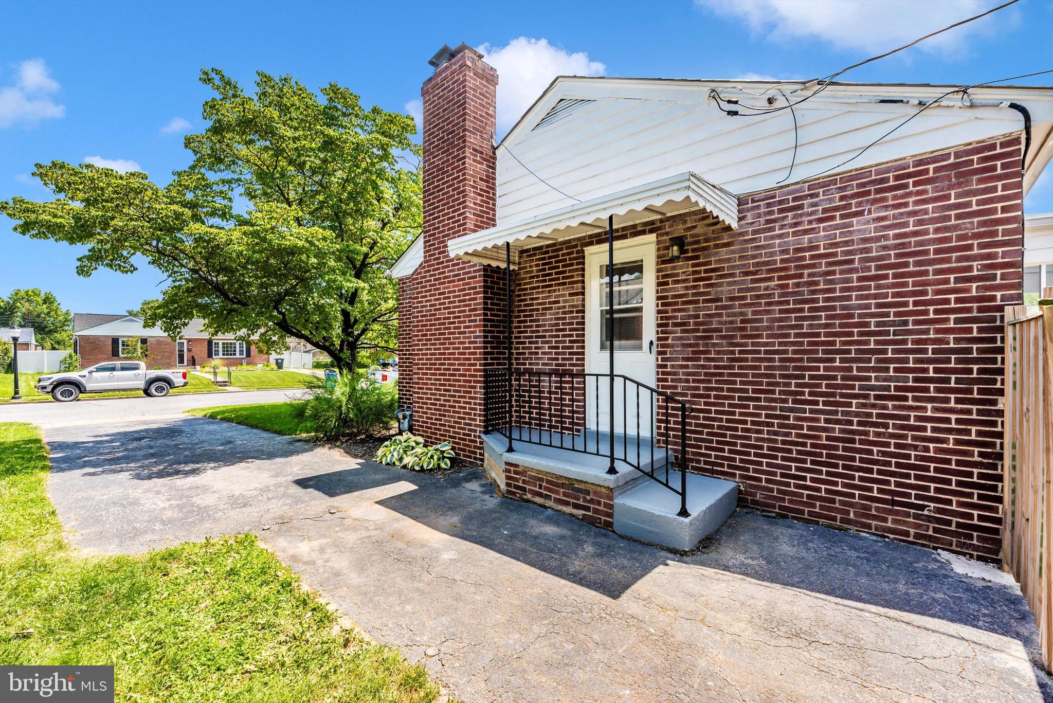 909 CHEROKEE TRAIL
