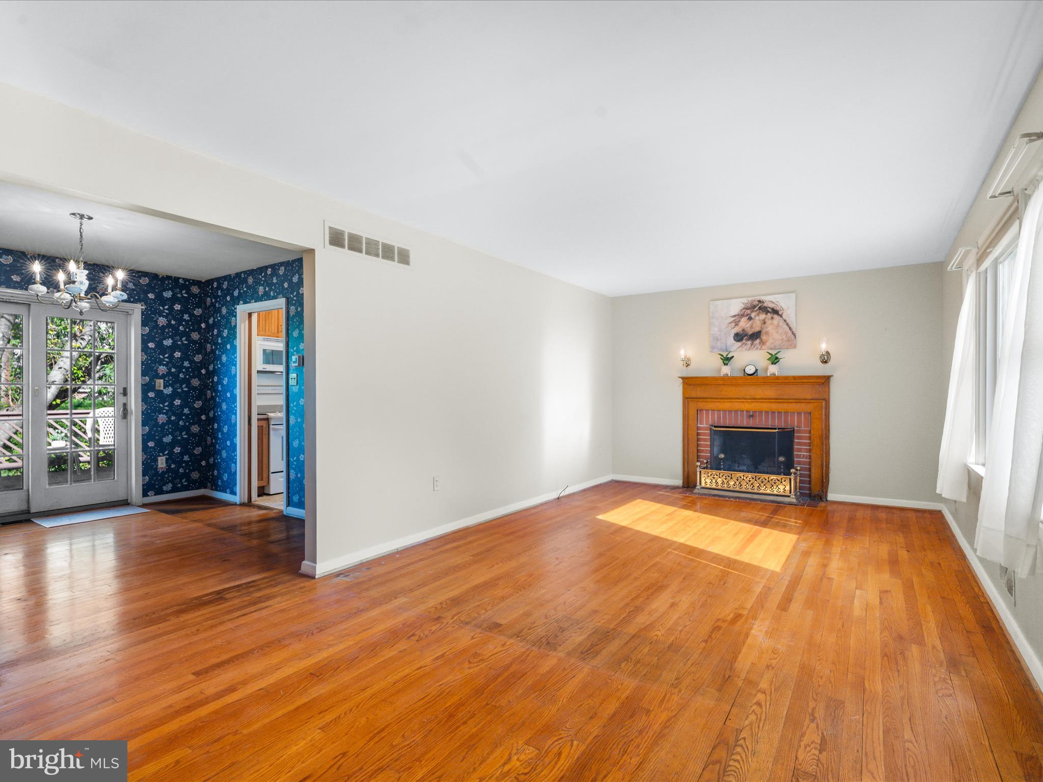915 SHAWNEE DRIVE