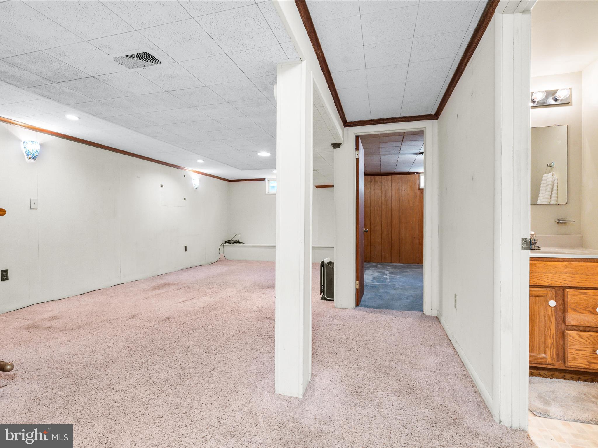 915 SHAWNEE DRIVE