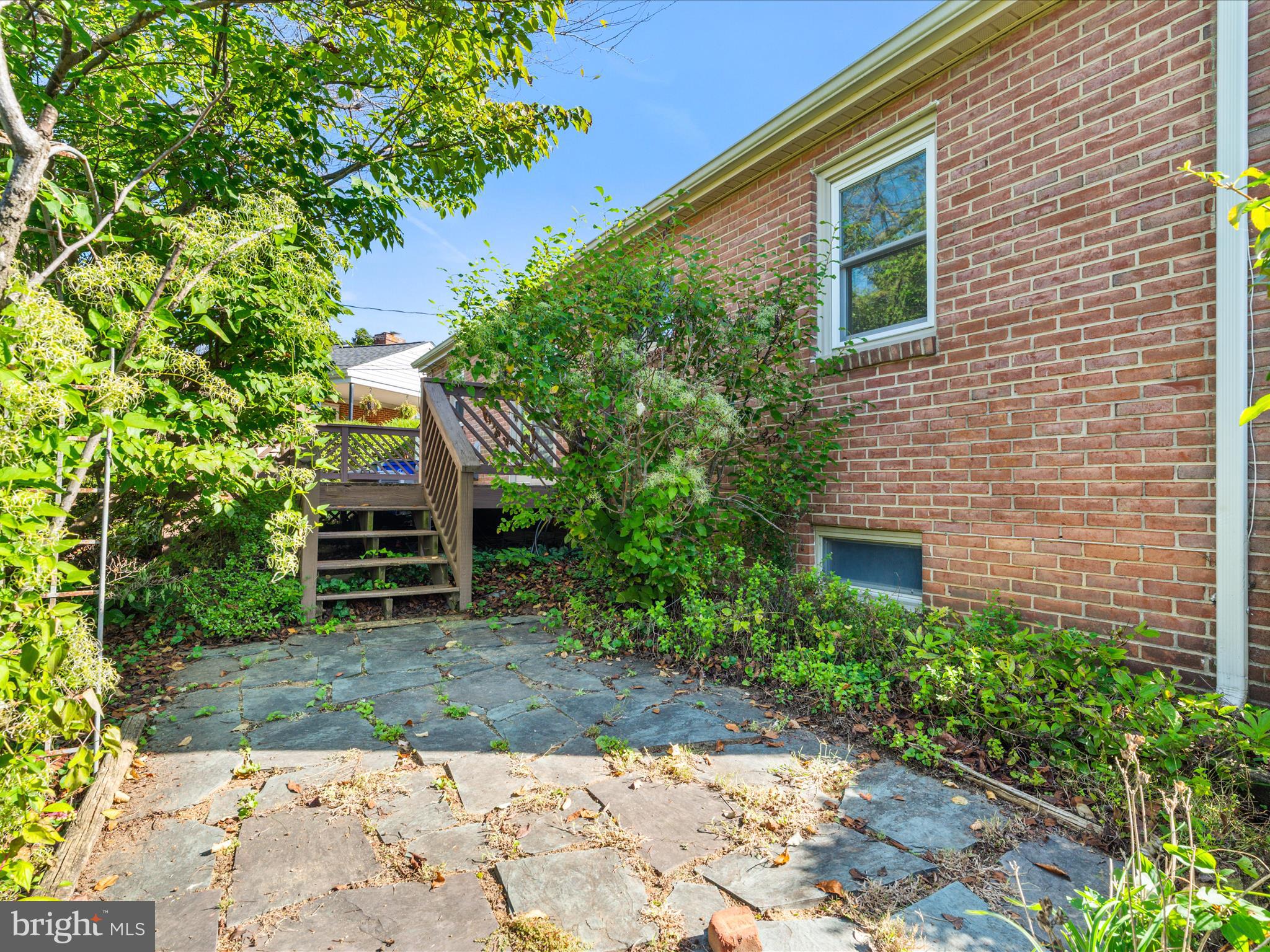 915 SHAWNEE DRIVE