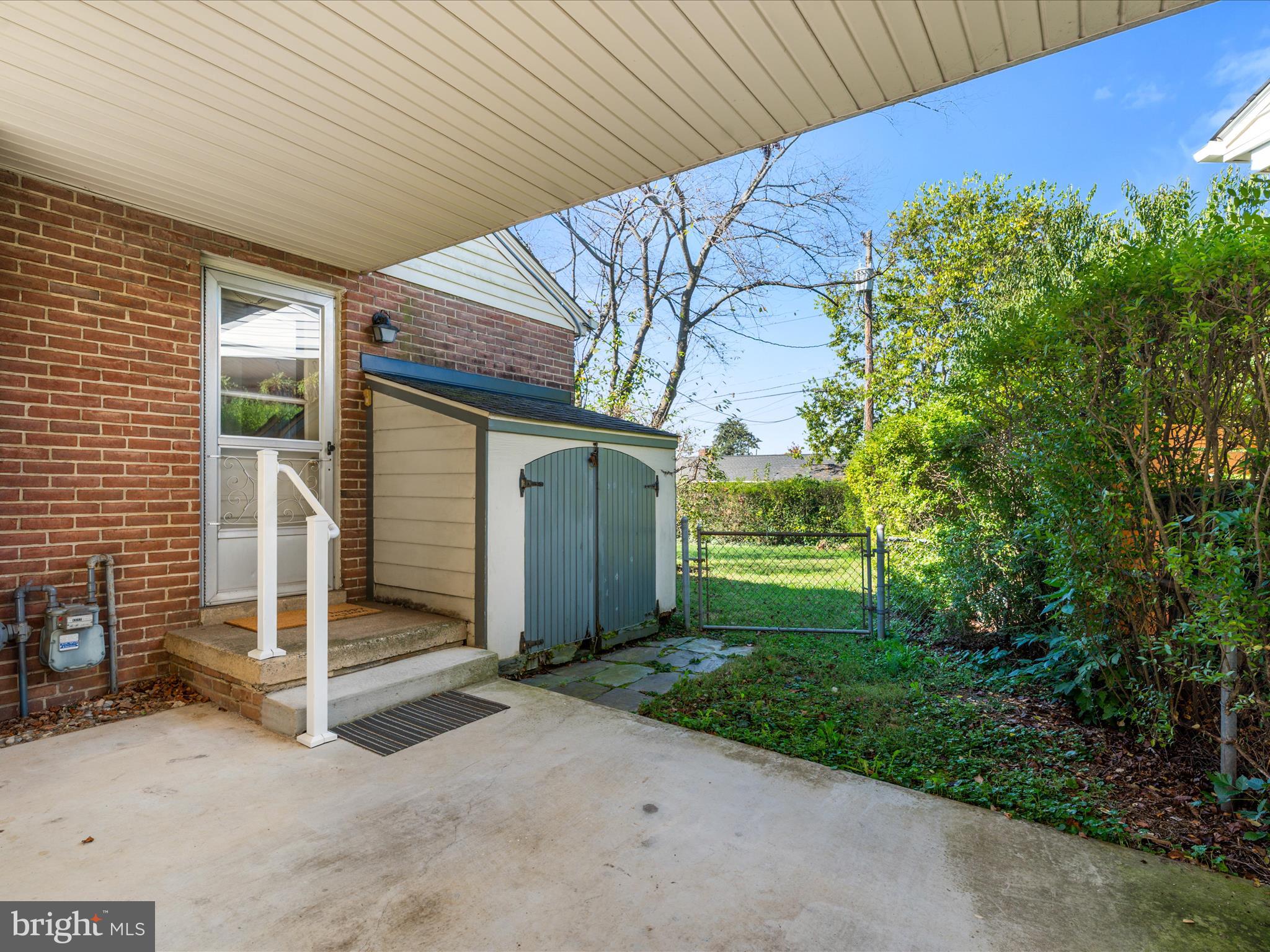 915 SHAWNEE DRIVE