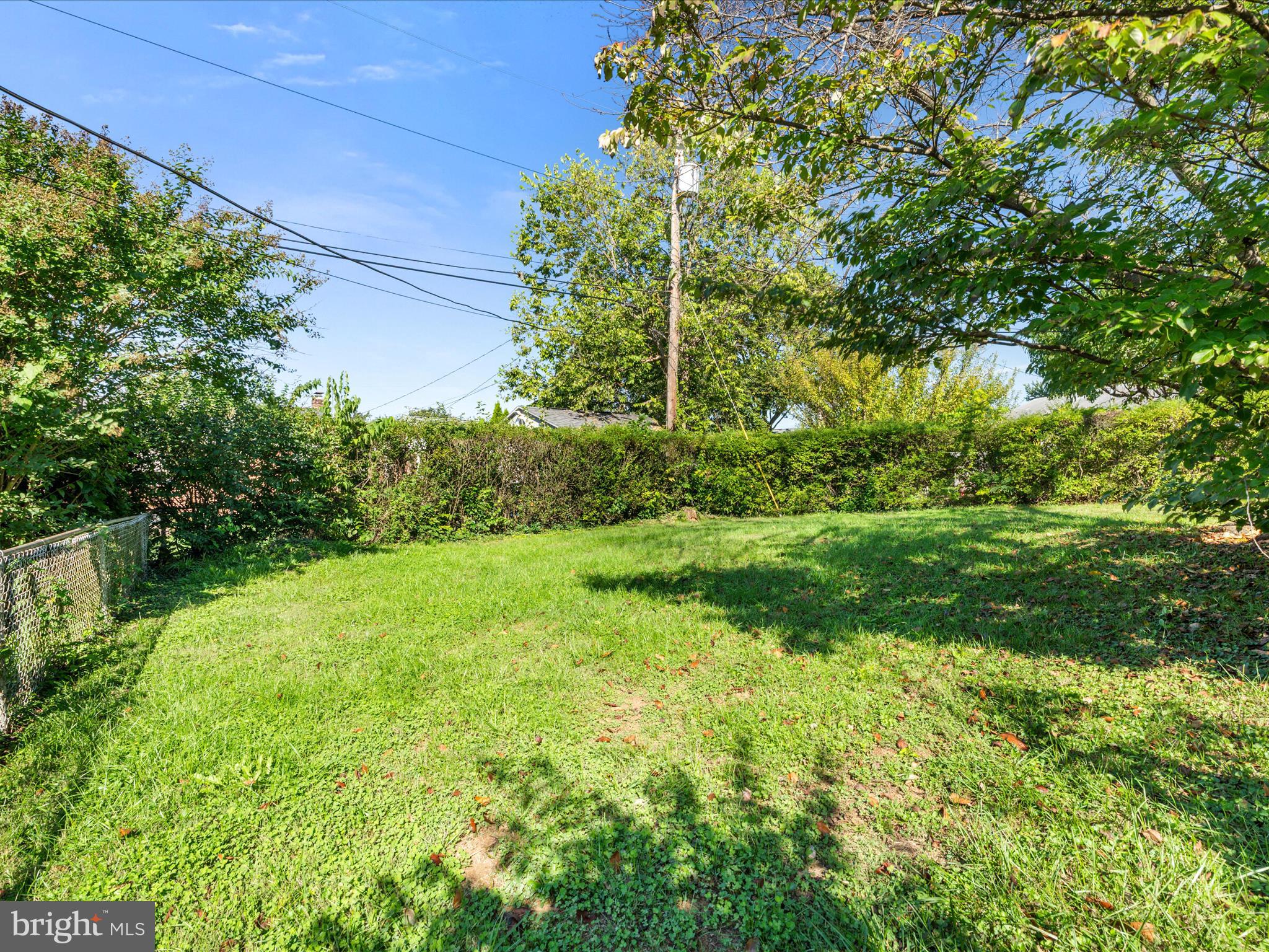915 SHAWNEE DRIVE