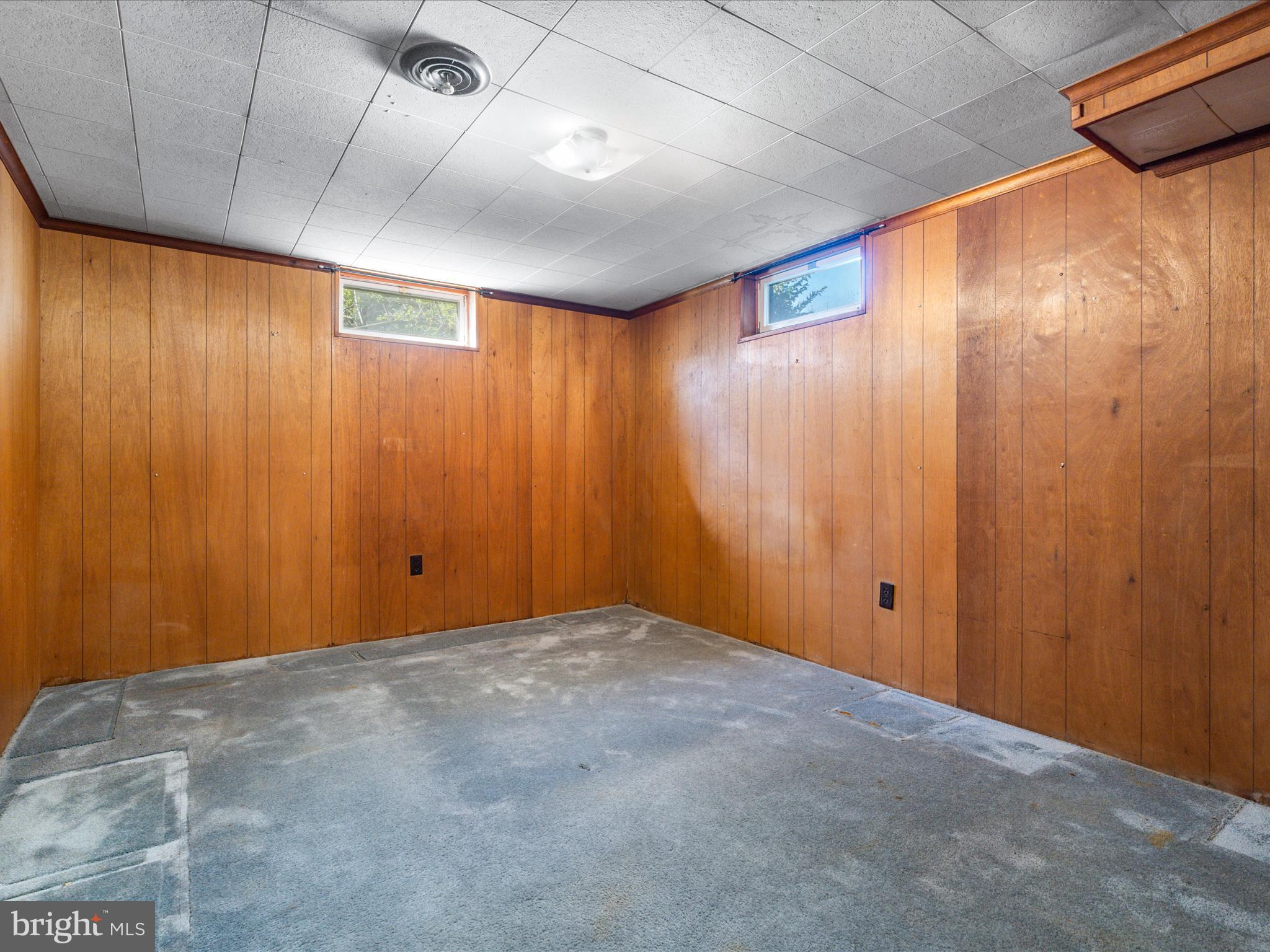 915 SHAWNEE DRIVE