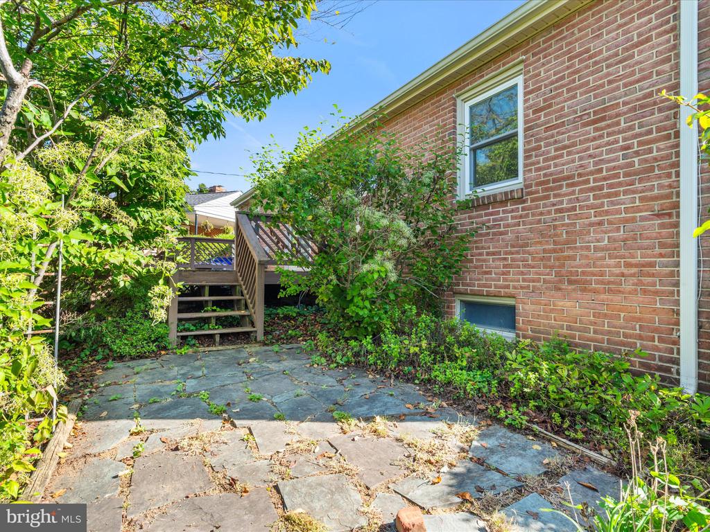 915 SHAWNEE DRIVE