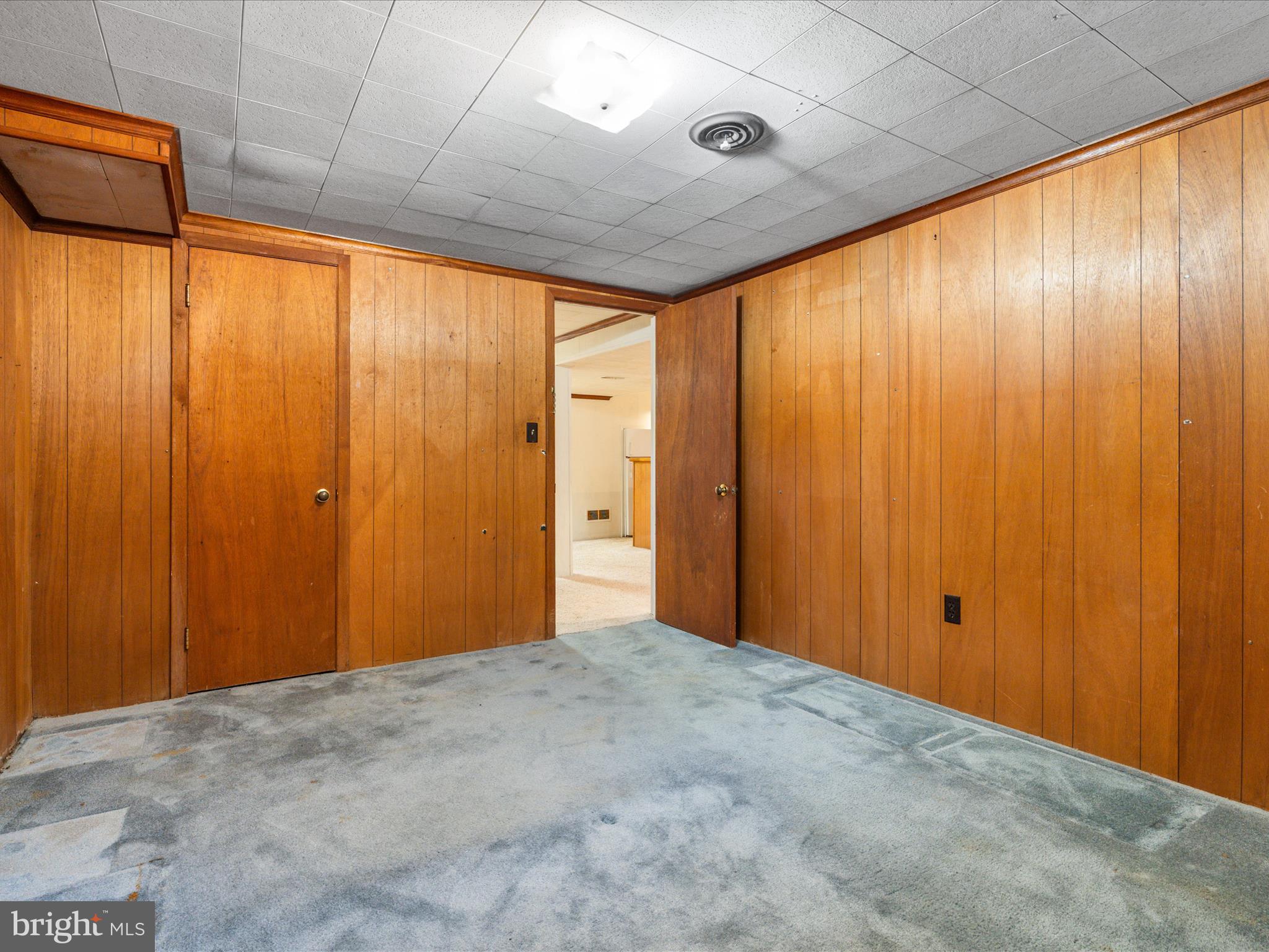 915 SHAWNEE DRIVE