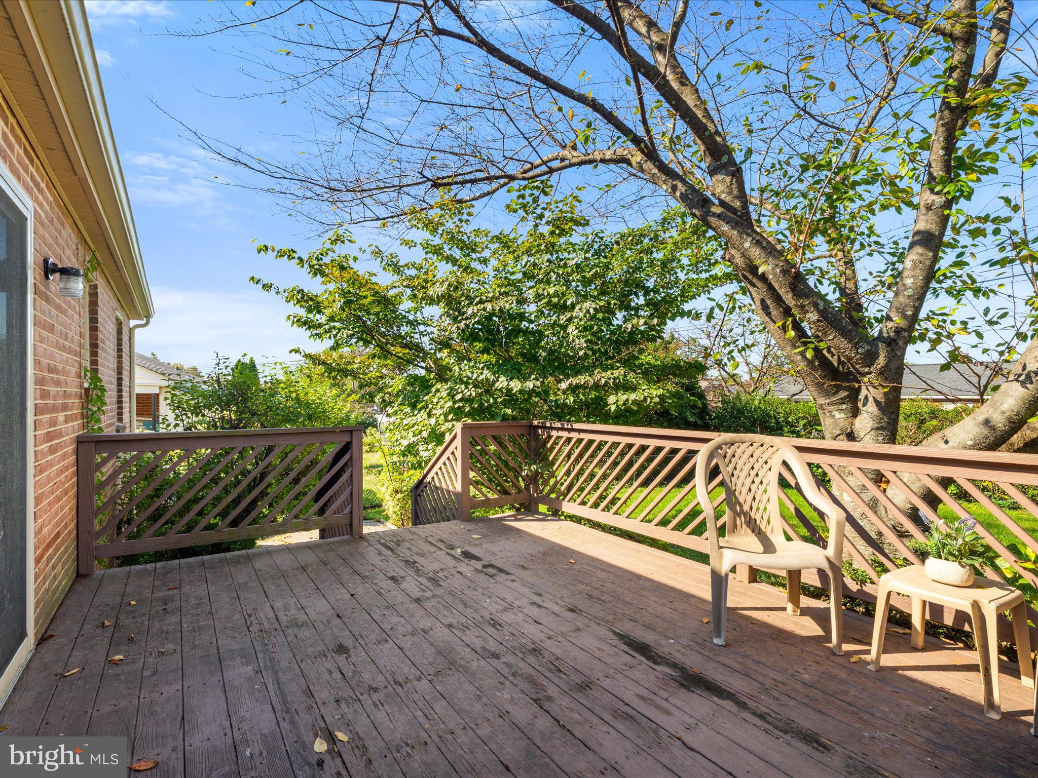 915 SHAWNEE DRIVE