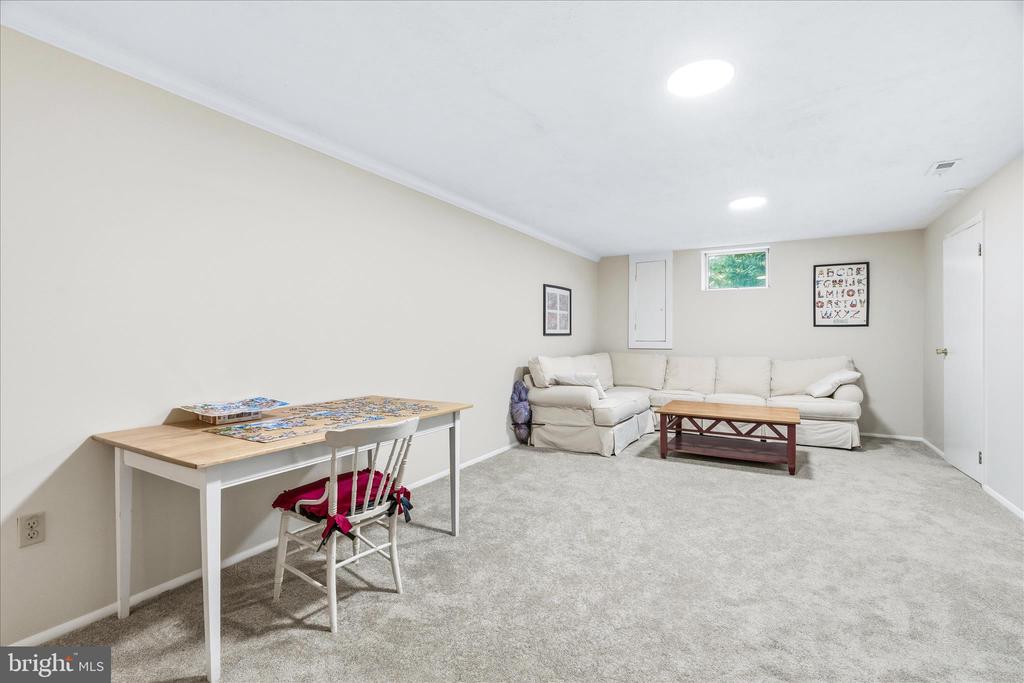 5905 CHAR LEIGH CIRCLE