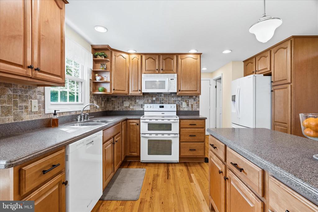 5905 CHAR LEIGH CIRCLE
