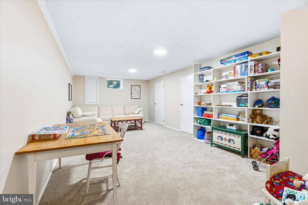 5905 CHAR LEIGH CIRCLE