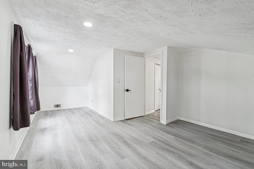 4 CALVIN COURT