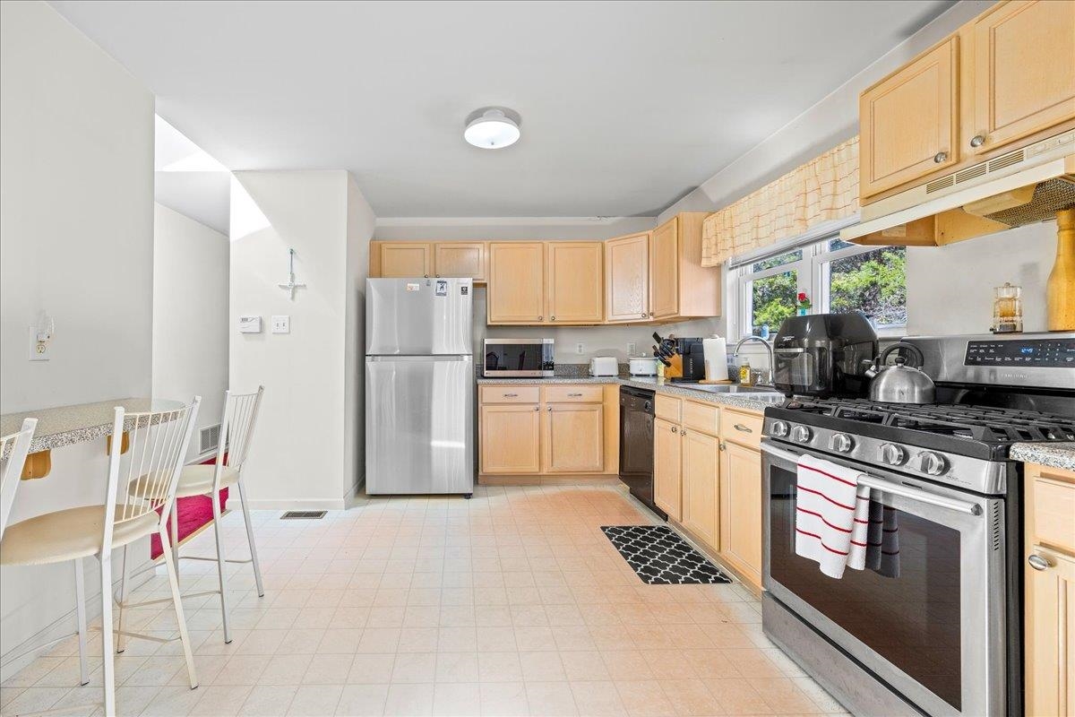 8 Meadows Edge Drive