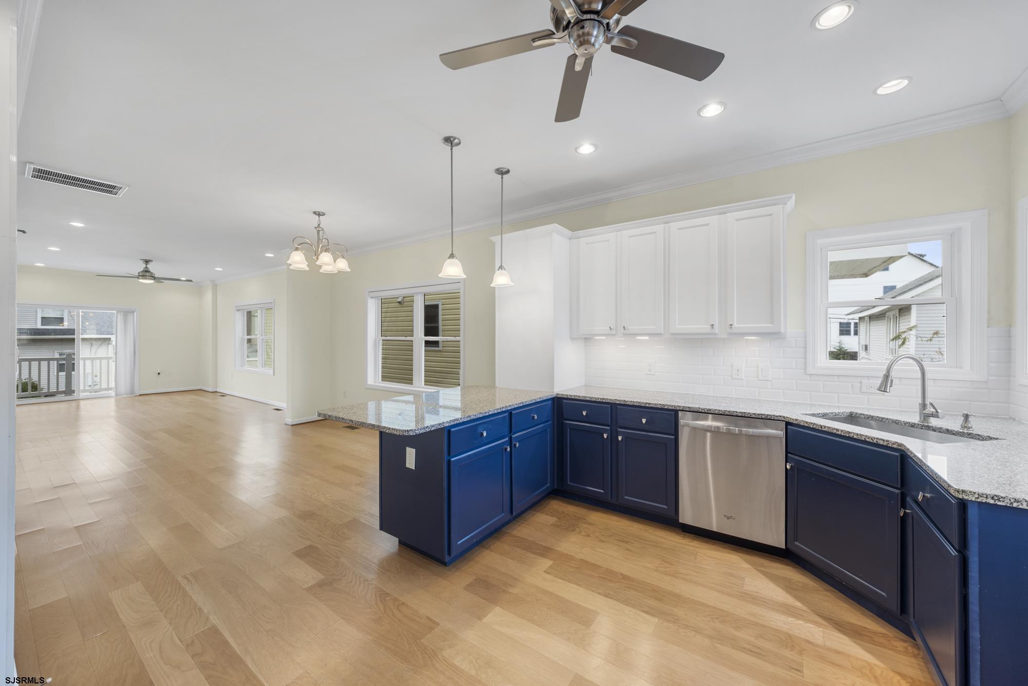 6313 Monmouth Ave