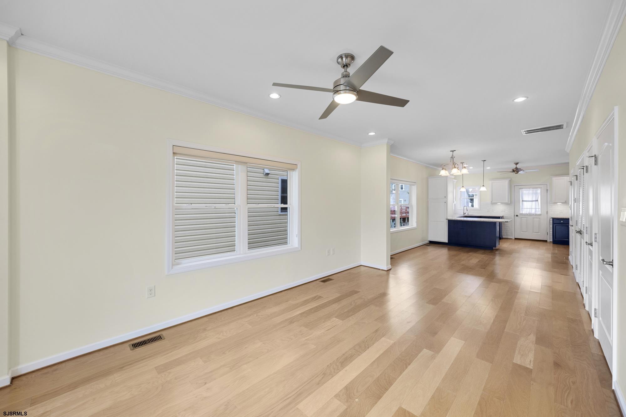 6313 Monmouth Ave