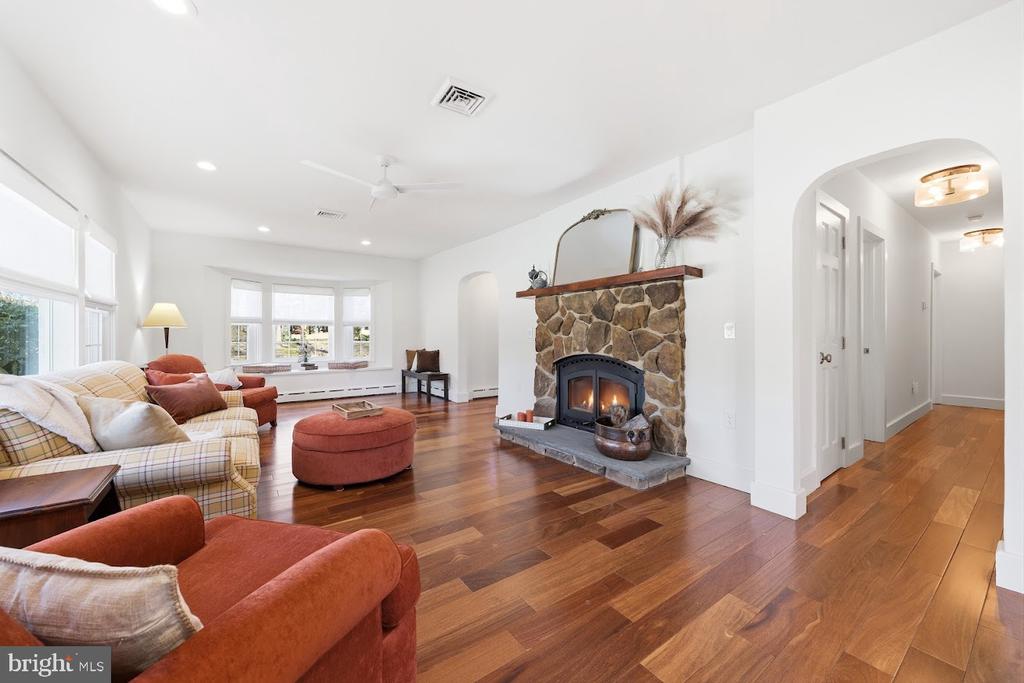 862 CENTRAL AVENUE
