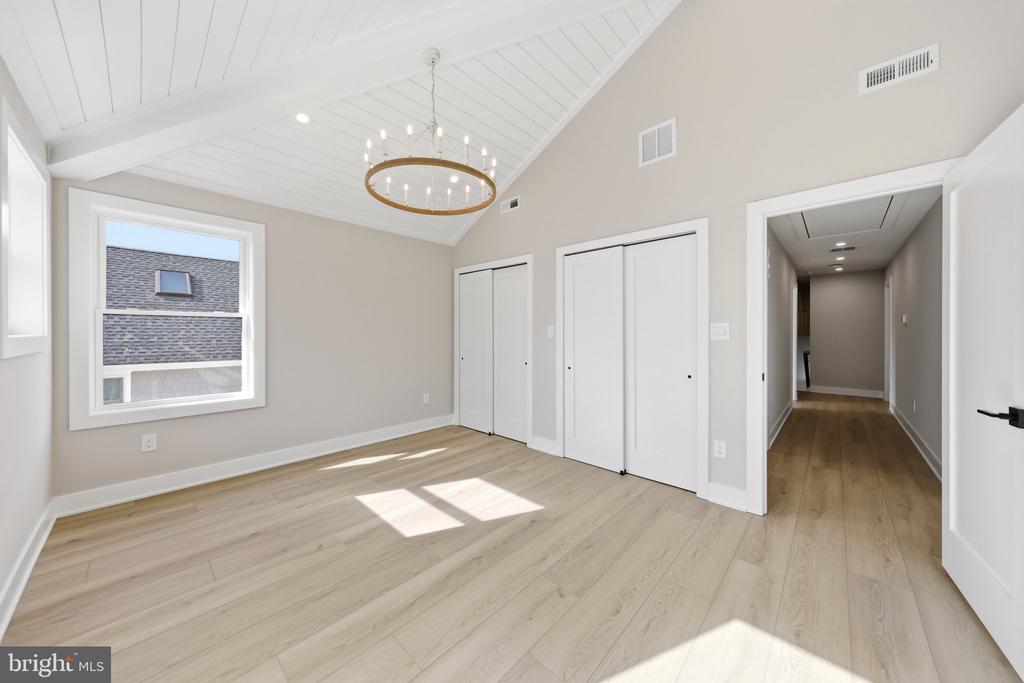 105 S STRATFORD AVENUE