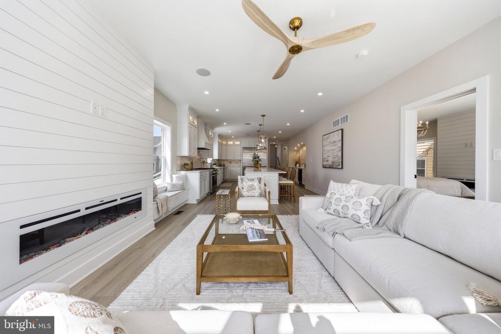 105 S STRATFORD AVENUE