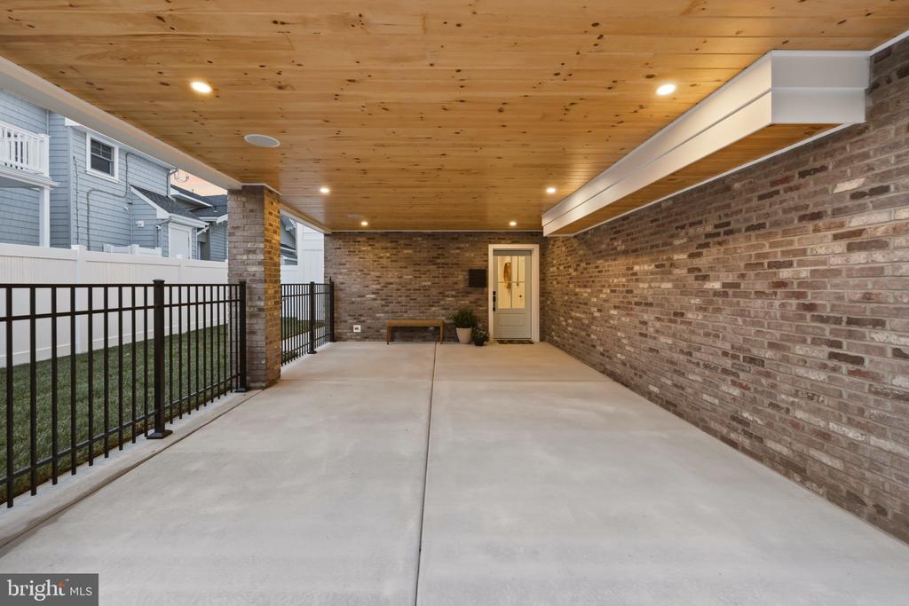 105 S STRATFORD AVENUE