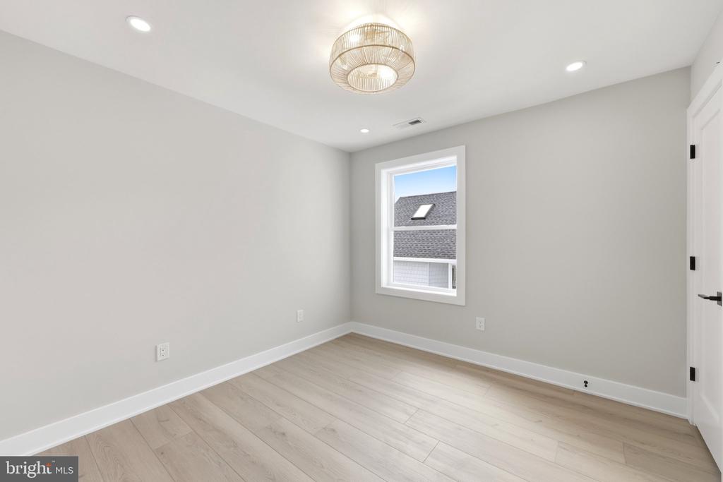 105 S STRATFORD AVENUE