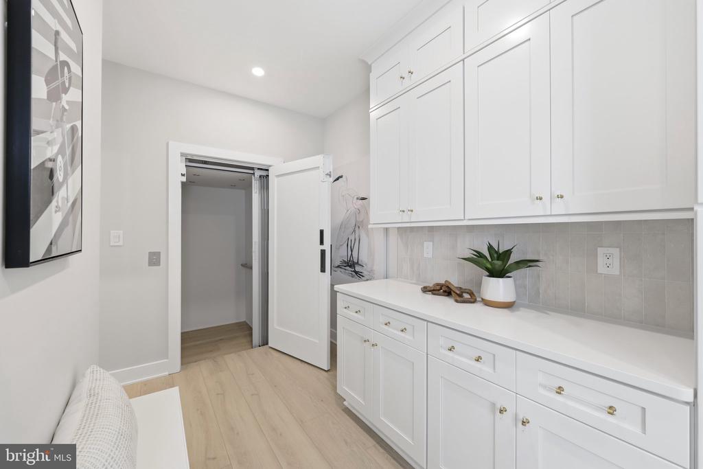 105 S STRATFORD AVENUE
