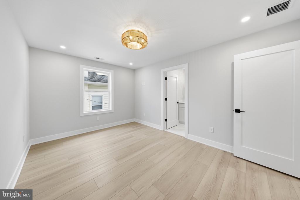 105 S STRATFORD AVENUE