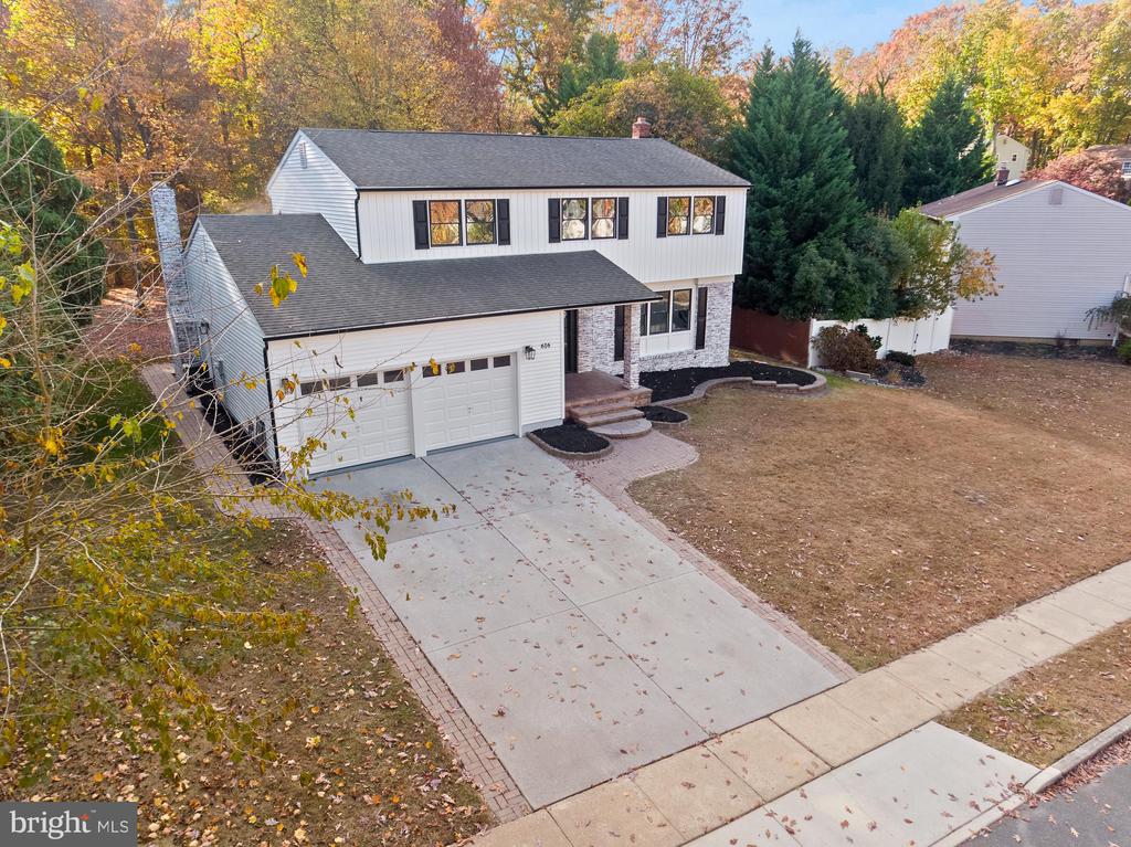 616 GLEN COURT
