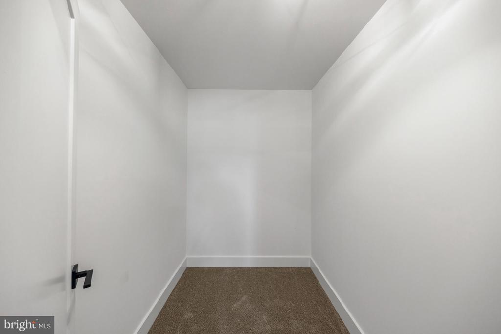 616 GLEN COURT