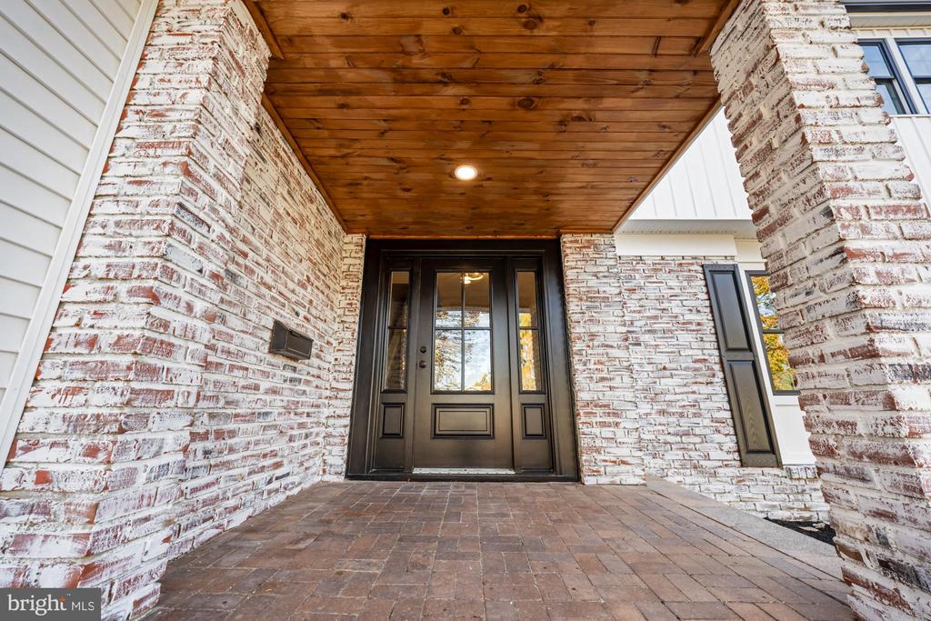 616 GLEN COURT