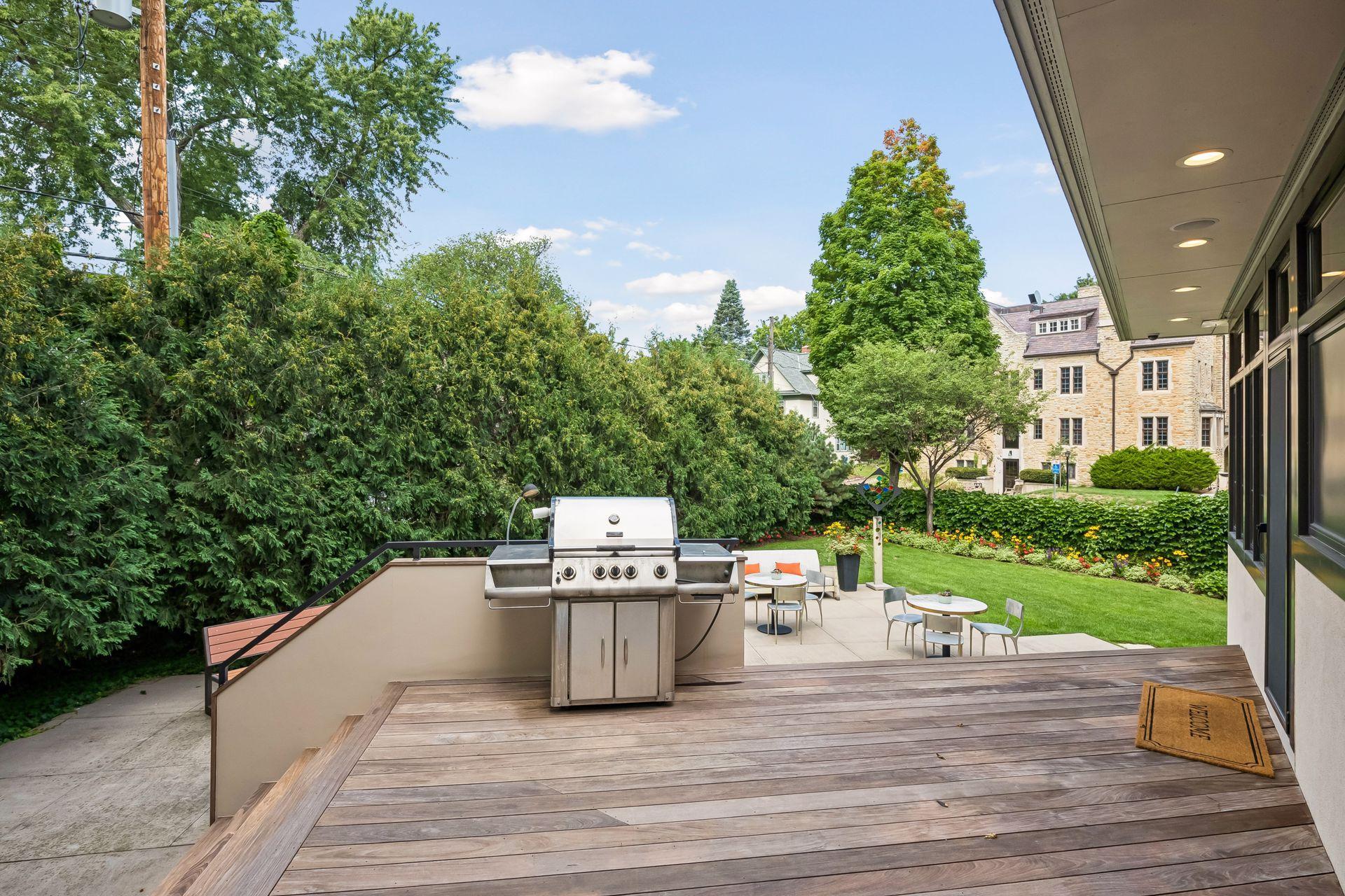 2100 W Lake Of The Isles Parkway