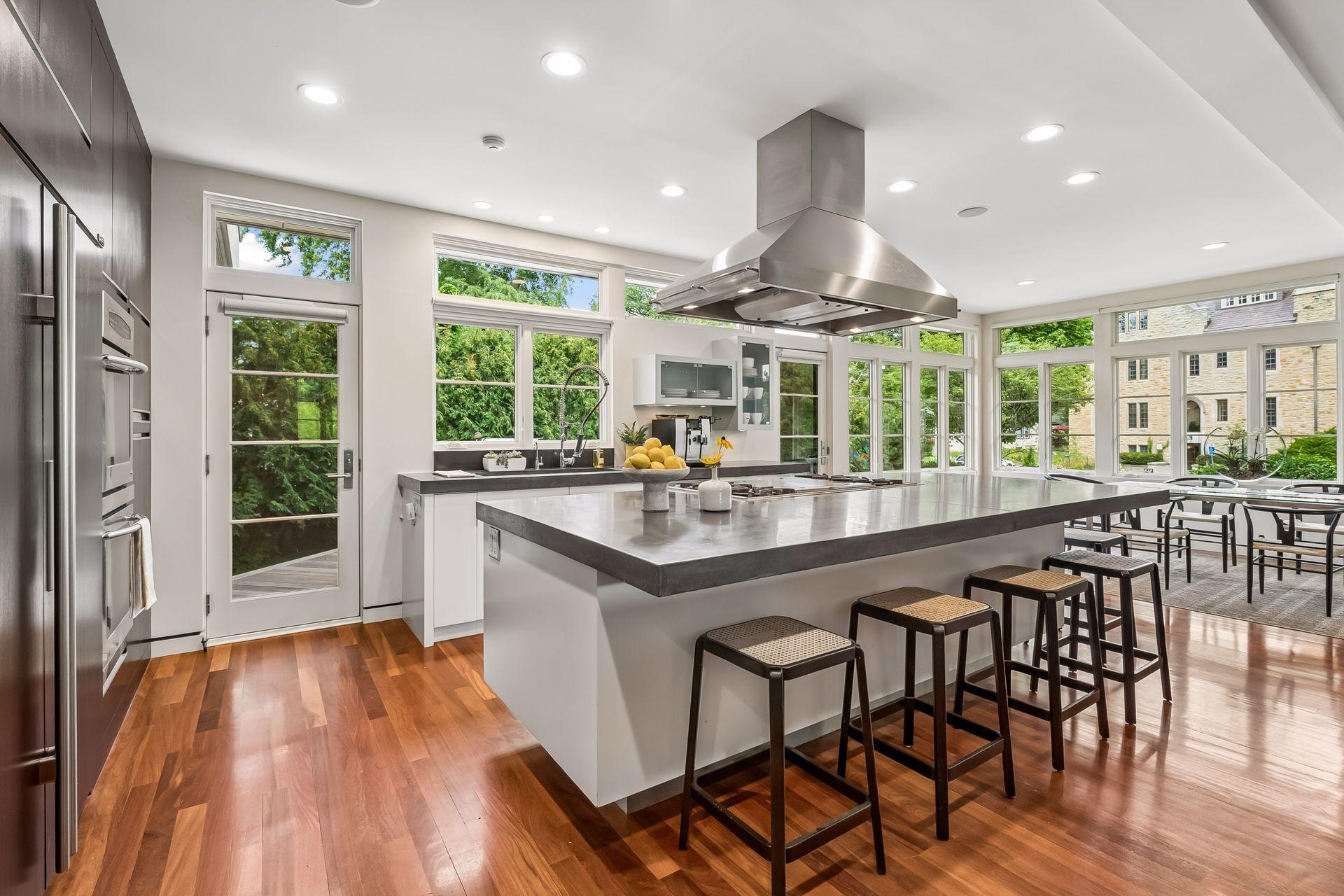 2100 W Lake Of The Isles Parkway