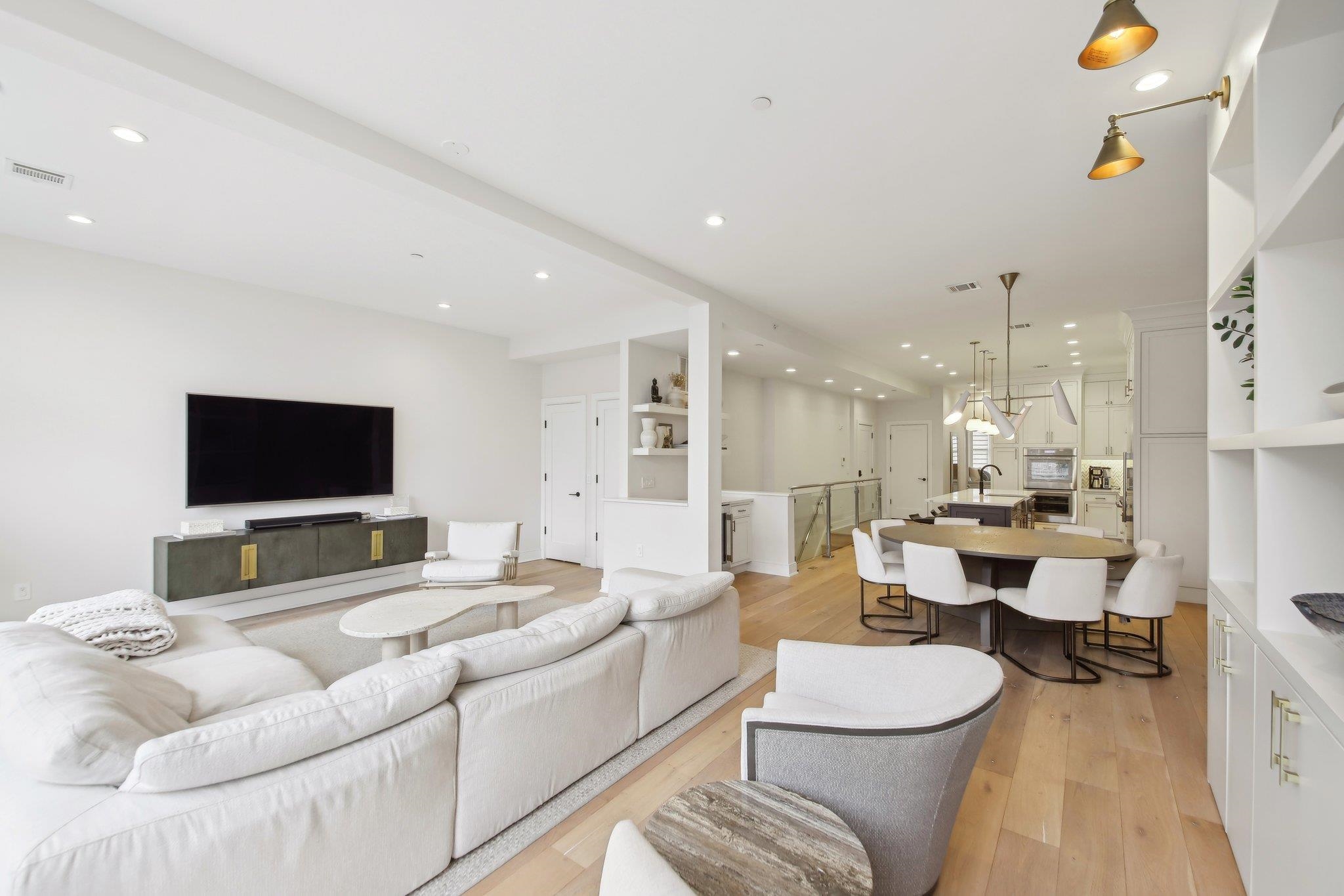 702 HUDSON ST Unit: 1