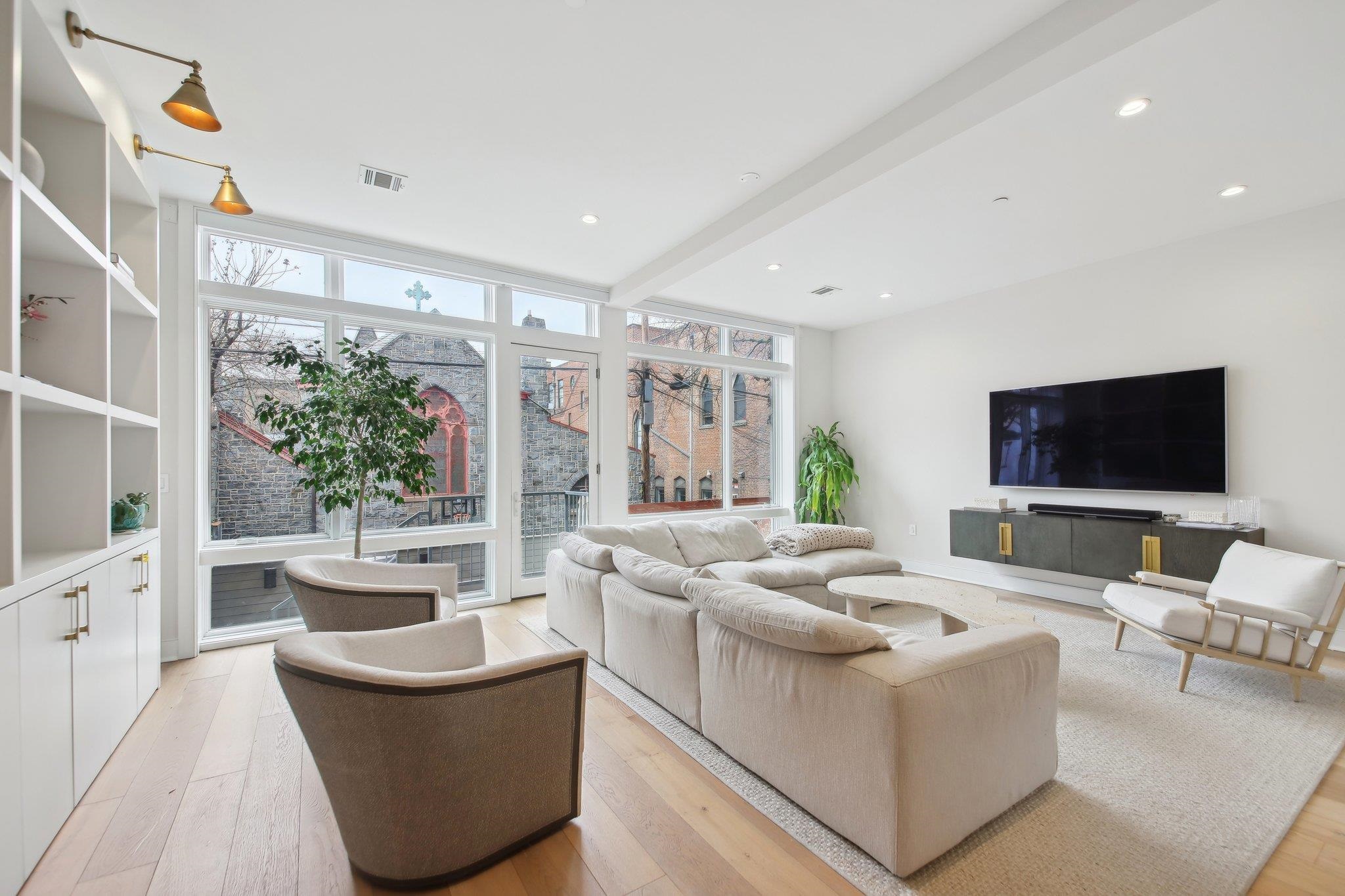 702 HUDSON ST Unit: 1
