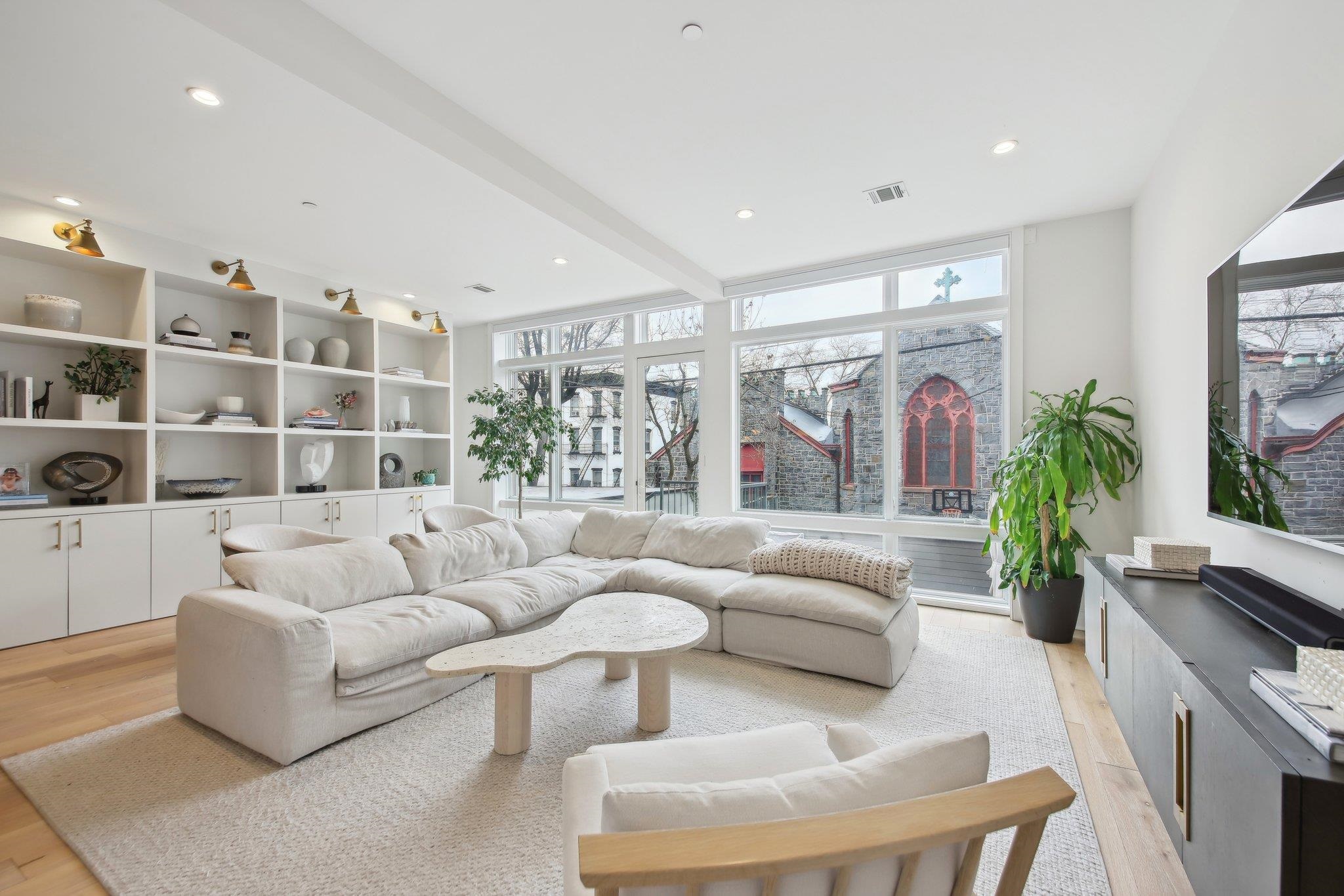 702 HUDSON ST Unit: 1