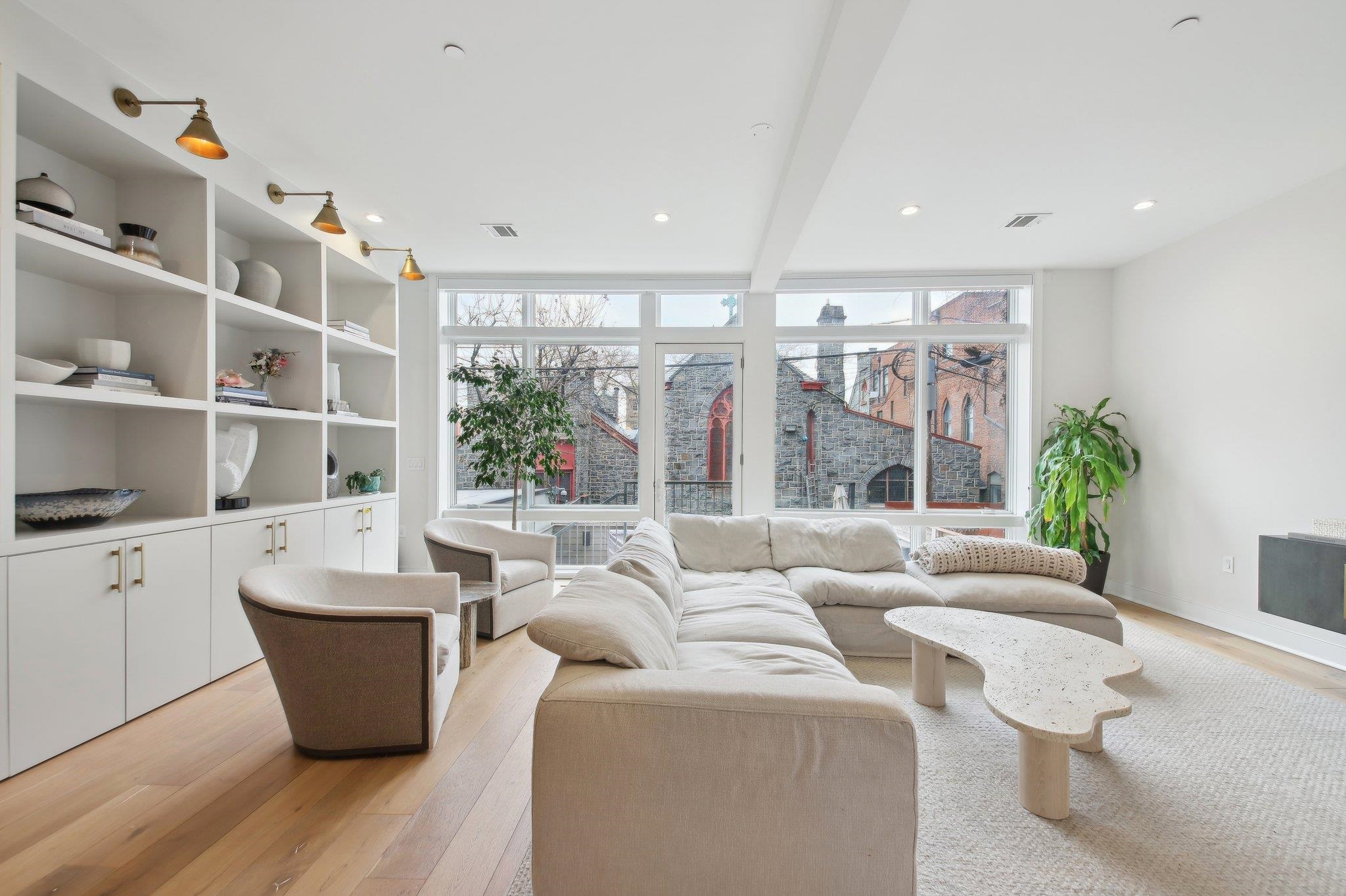 702 HUDSON ST Unit: 1