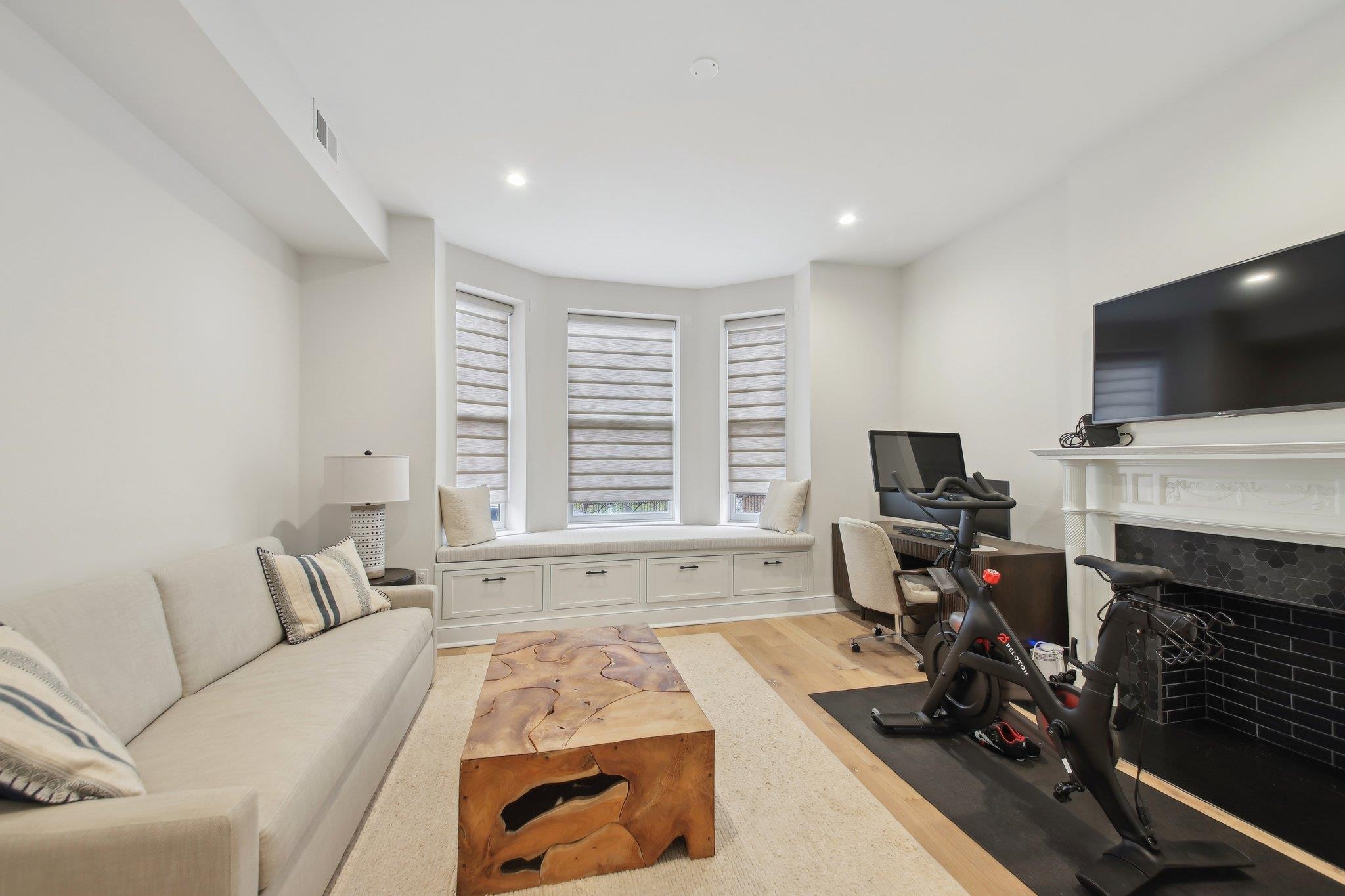 702 HUDSON ST Unit: 1