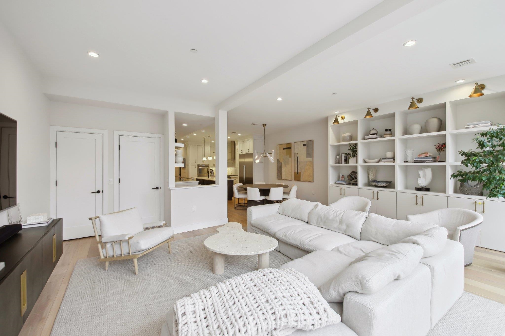 702 HUDSON ST Unit: 1