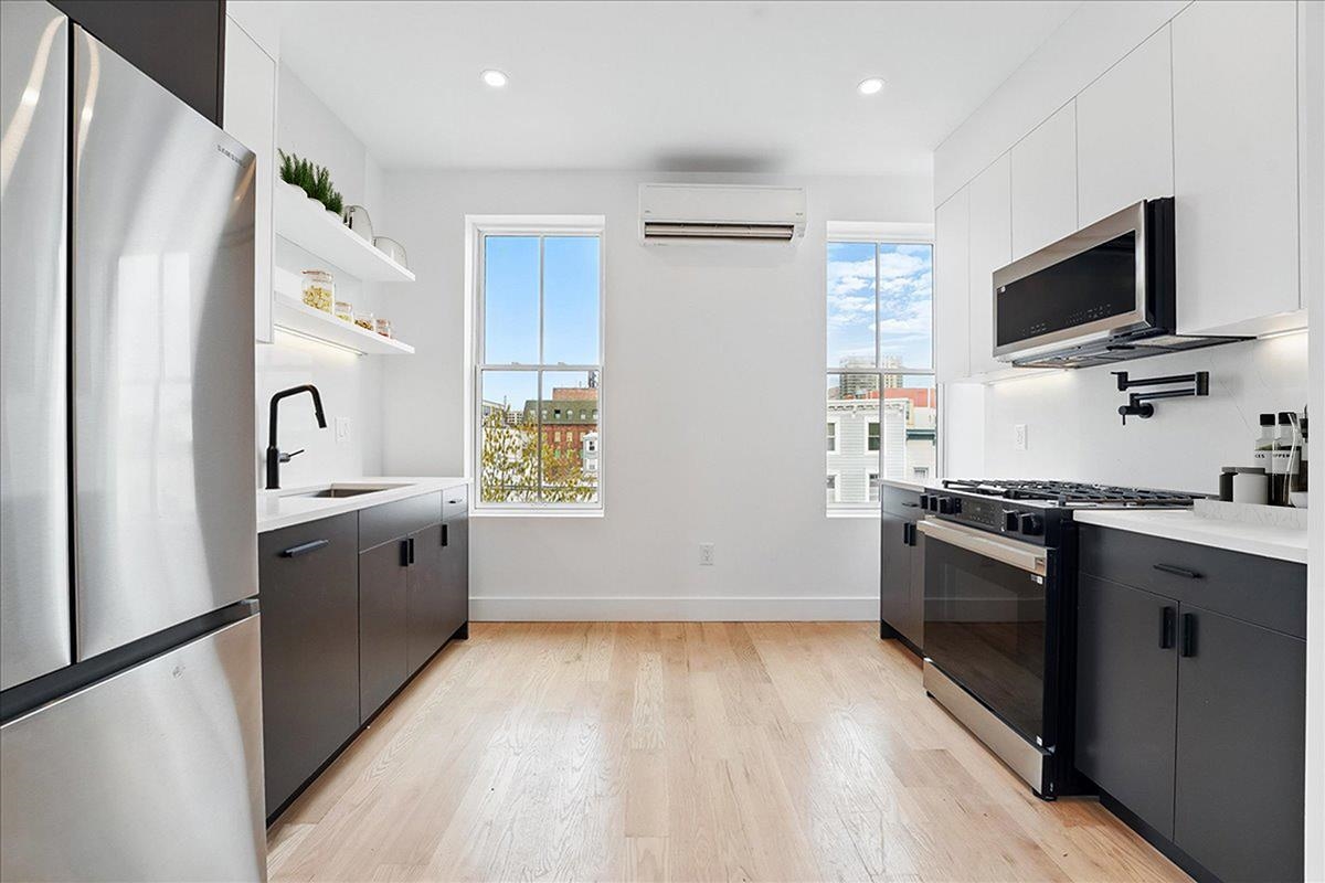 347 PAVONIA AVE Unit: 4