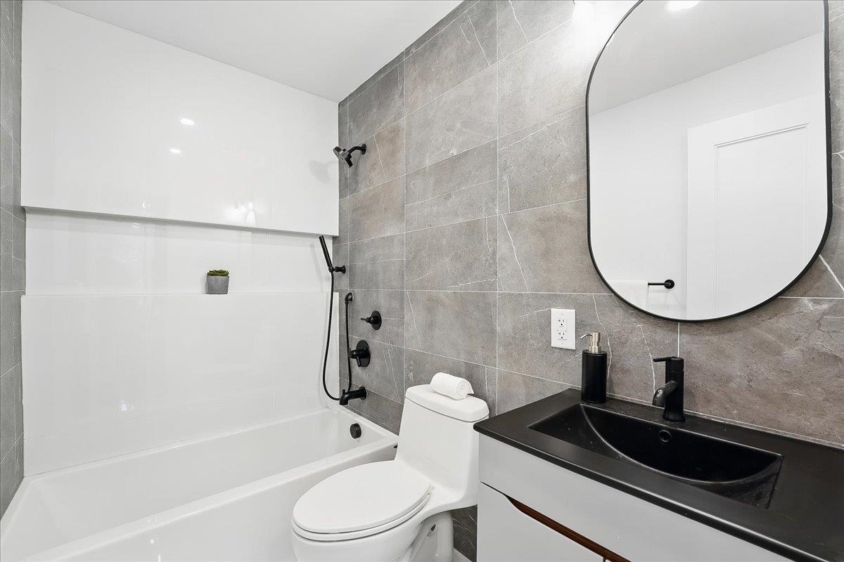 347 PAVONIA AVE Unit: 3