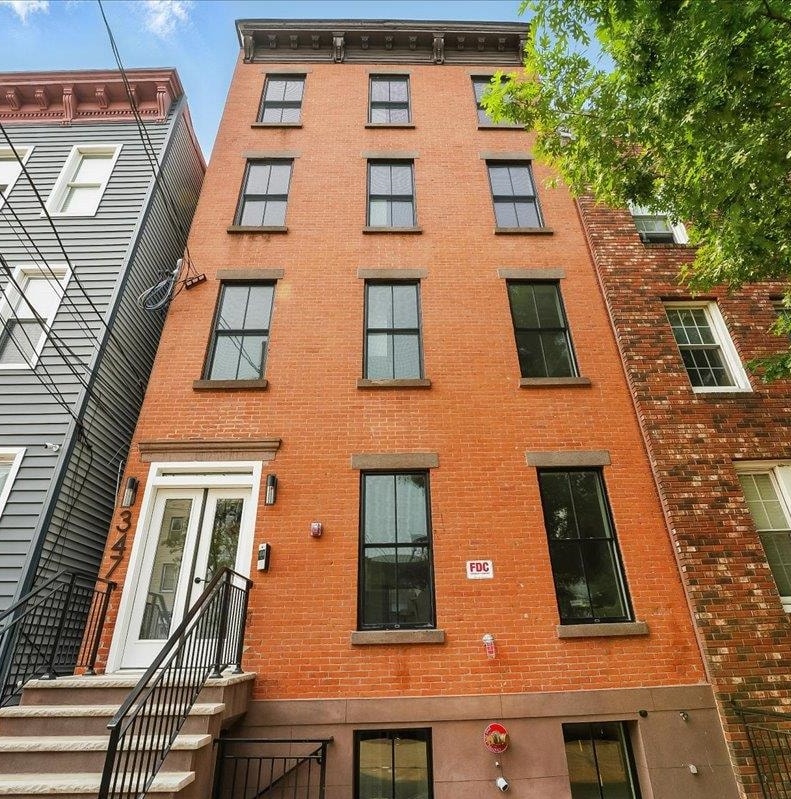 347 PAVONIA AVE Unit: 3