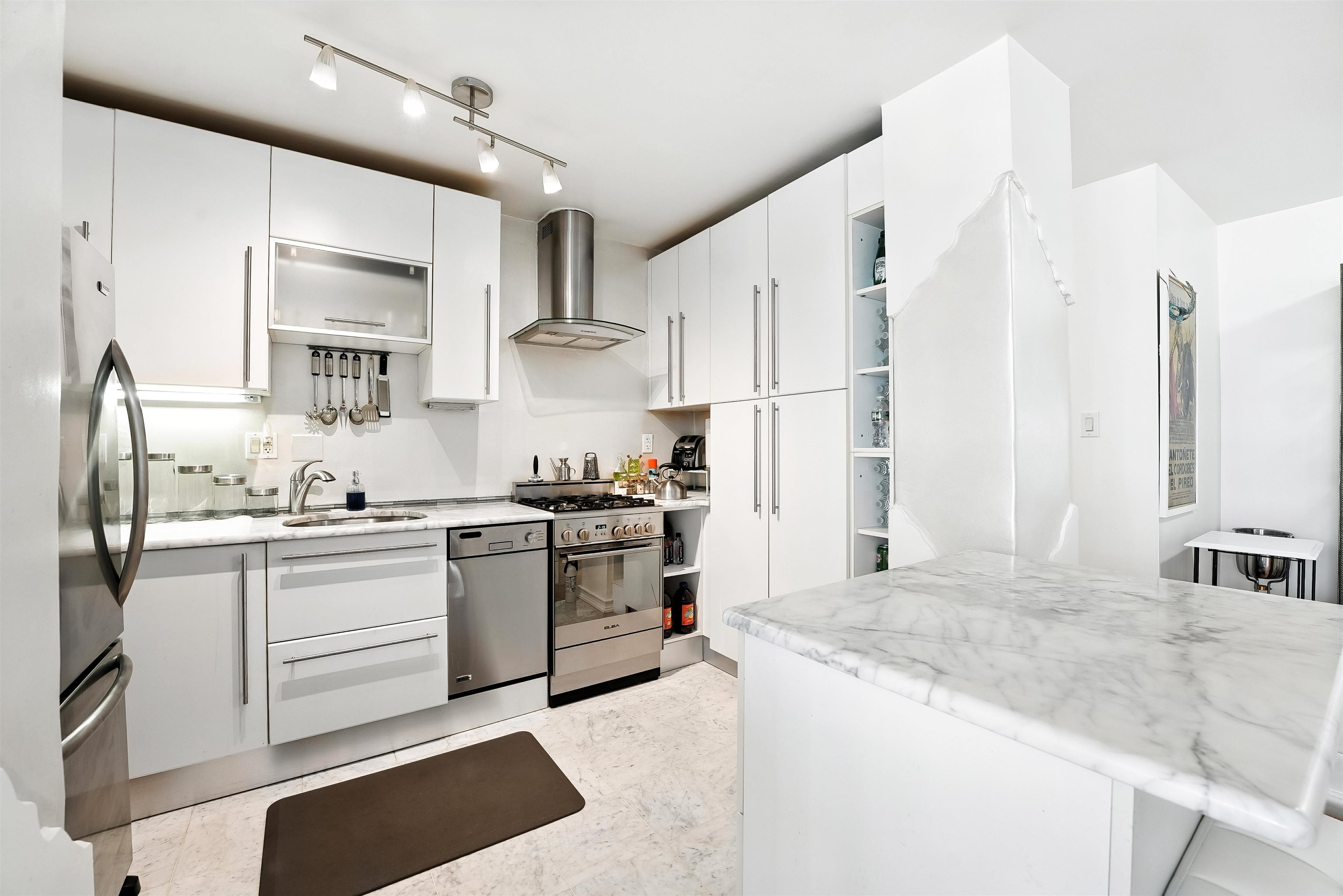 225 ST PAULS AVE Unit: 8L