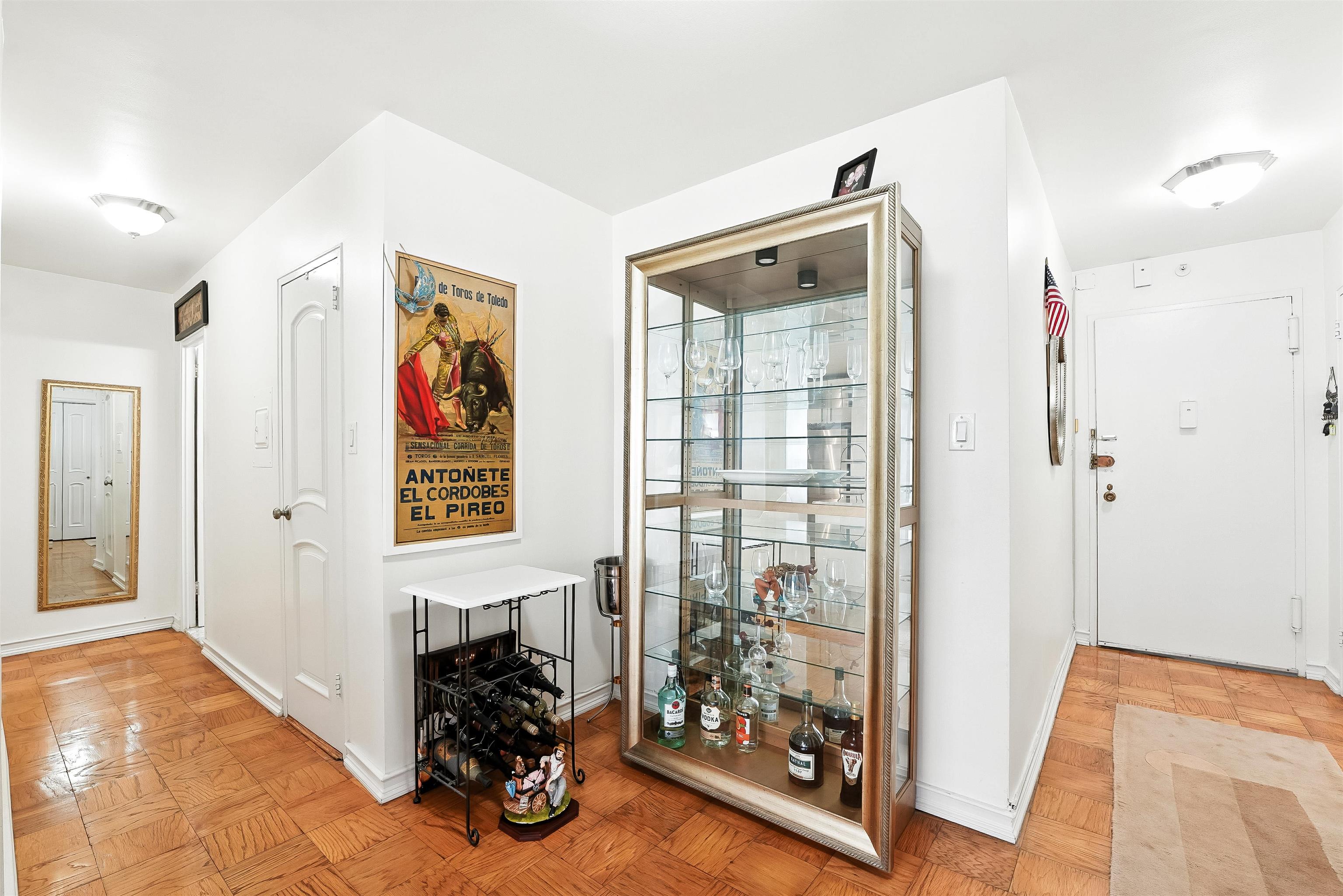 225 ST PAULS AVE Unit: 8L